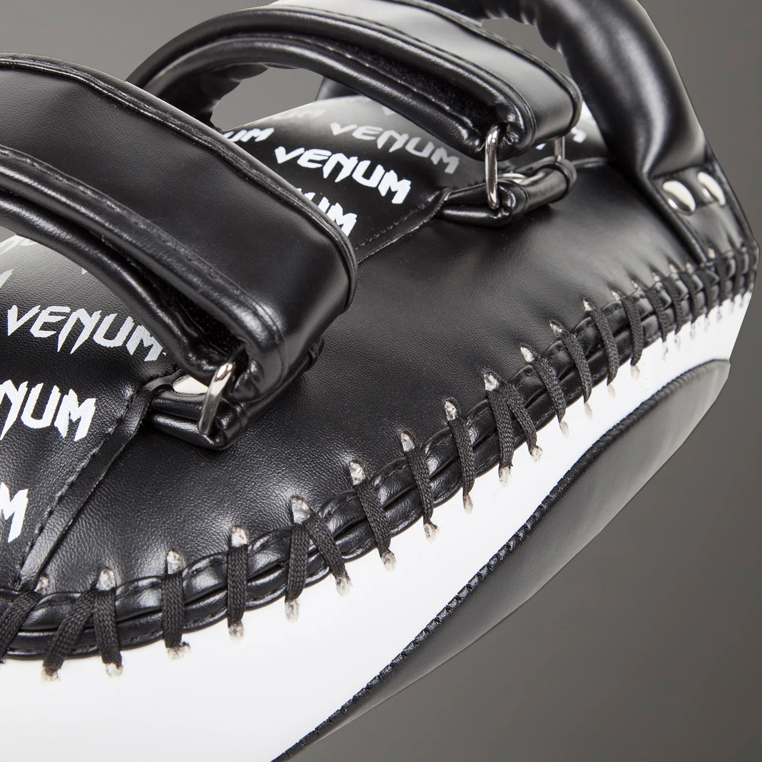 Venum Light Kick Pads – Piel Skintex – Negro/Hielo (Par) - Image 7