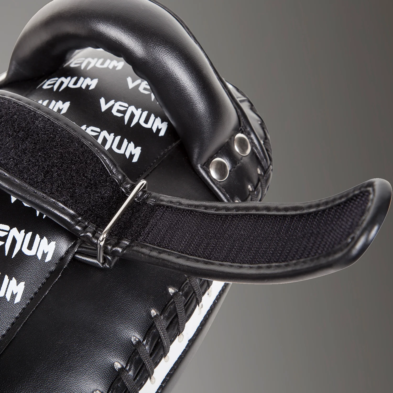 Venum Light Kick Pads – Piel Skintex – Negro/Hielo (Par) - Image 8