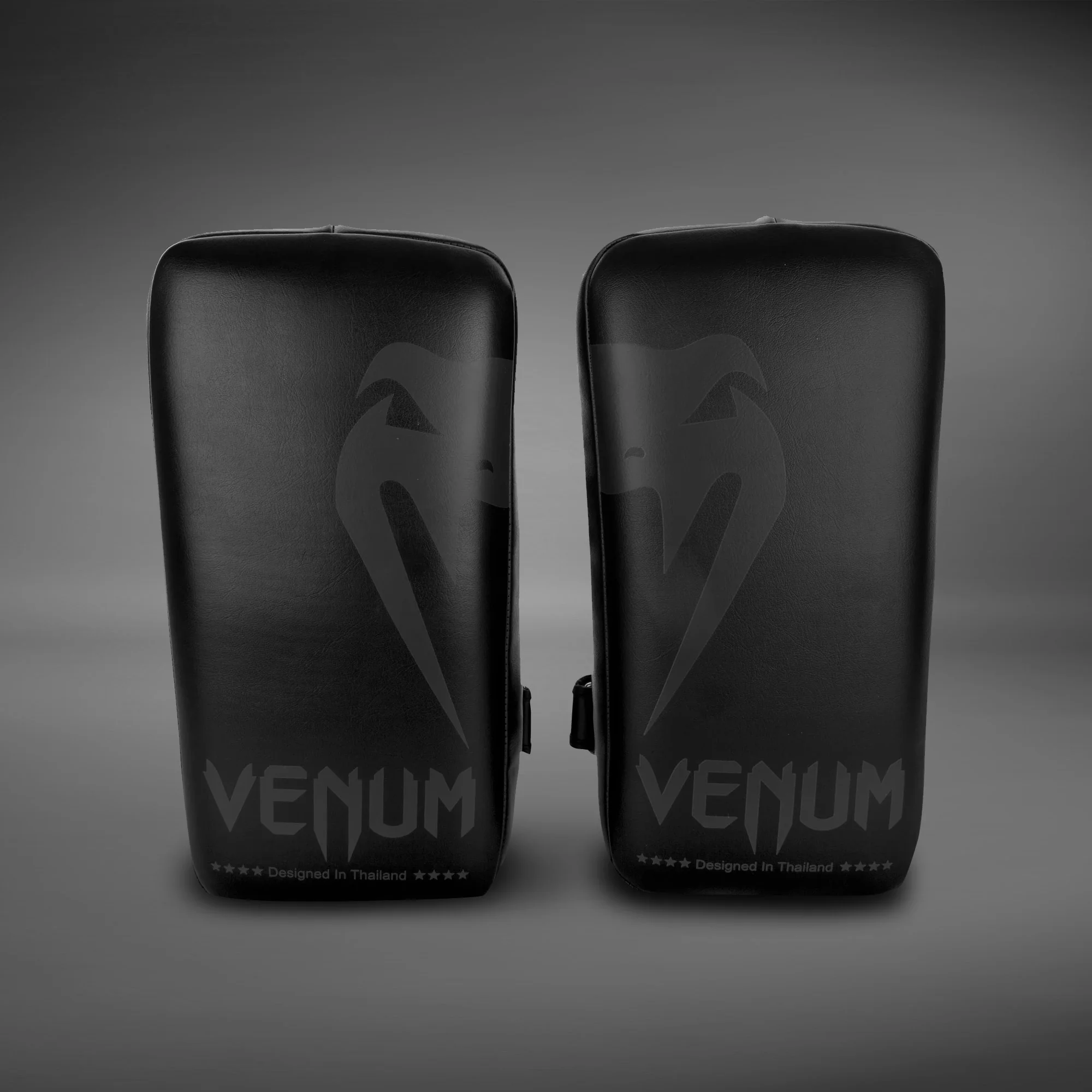 Aparadores de Chutes Venum Giant - Negro/Negro (Par)