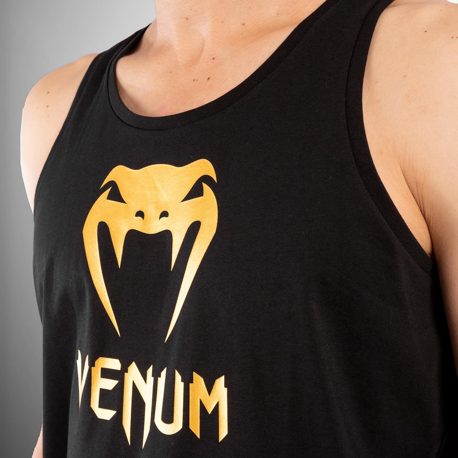 Camiseta sin mangas Venum Classic - Negro/Dorado - Image 5