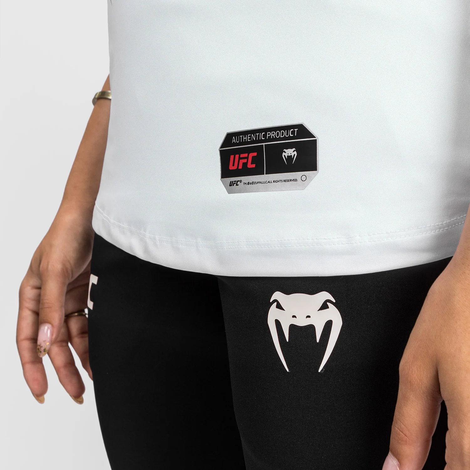 Camiseta UFC Venum Authentic Fight Night 2.0 Mujer - Blanco - Image 5