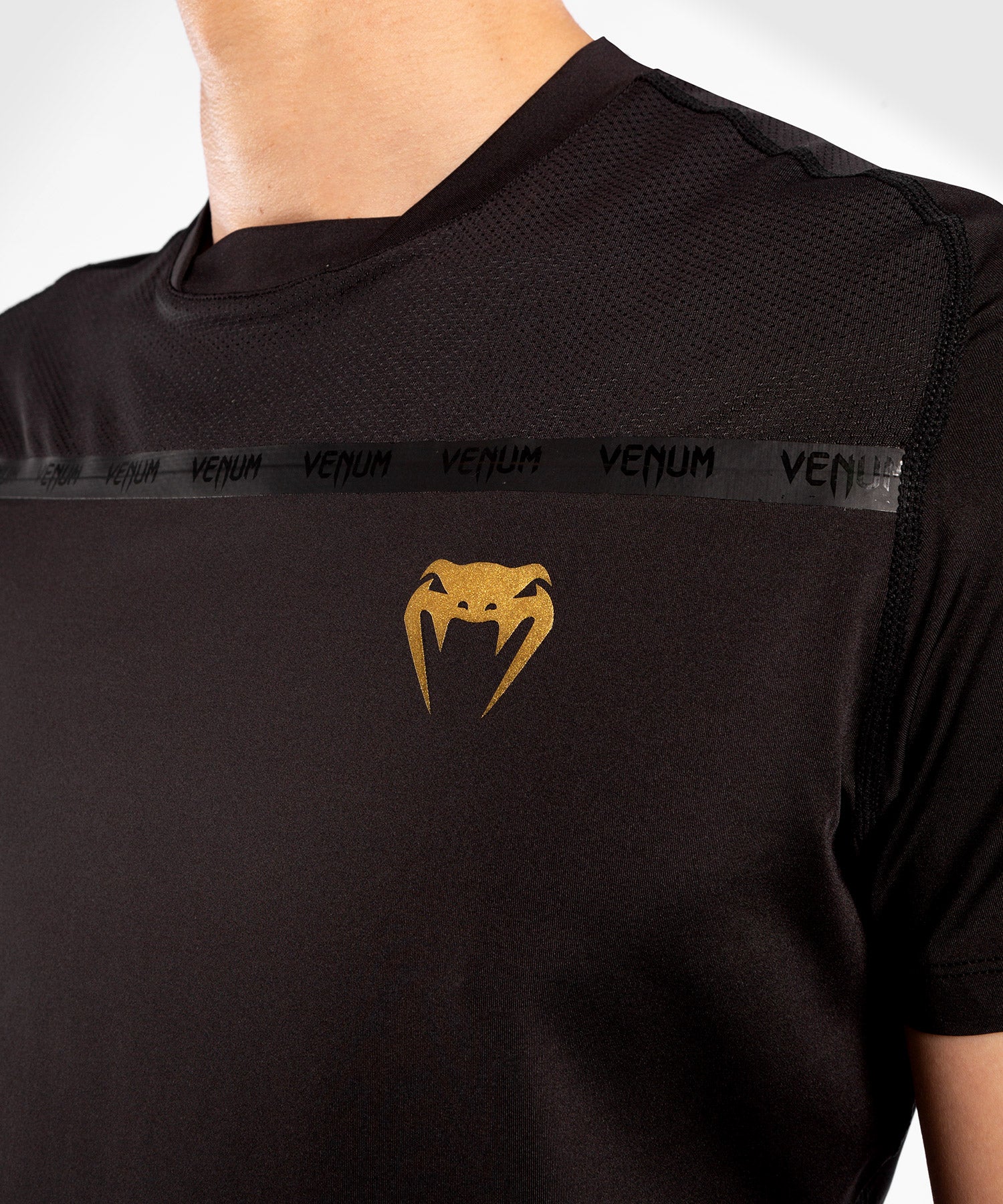 Camiseta Venum G-Fit Dry-Tech - Negro/Oro - Image 4