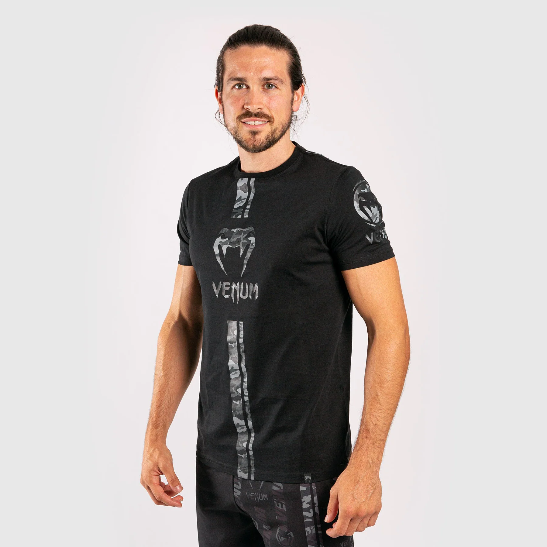 Camiseta Venum Logos - Negro/Camo Urbano