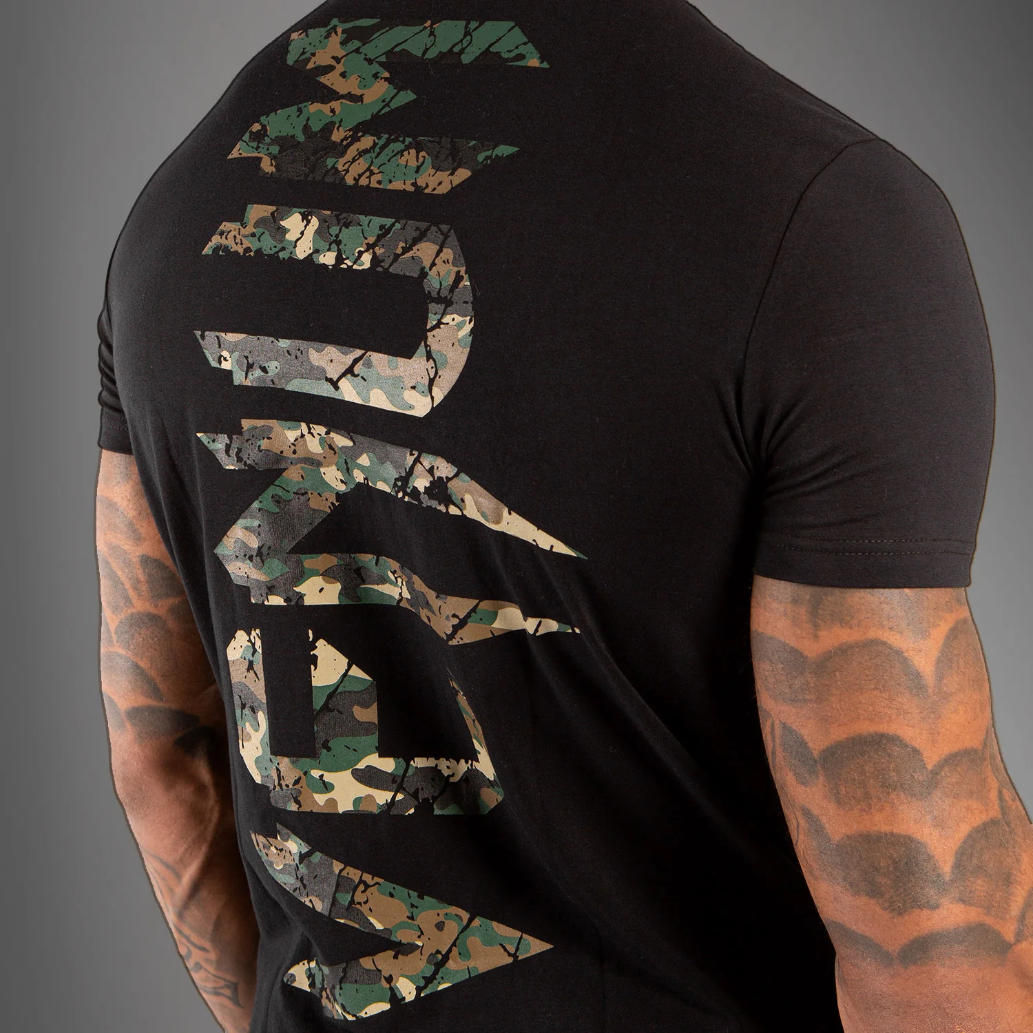 Venum Original Giant Camiseta - Negro/Camuflaje - Image 6