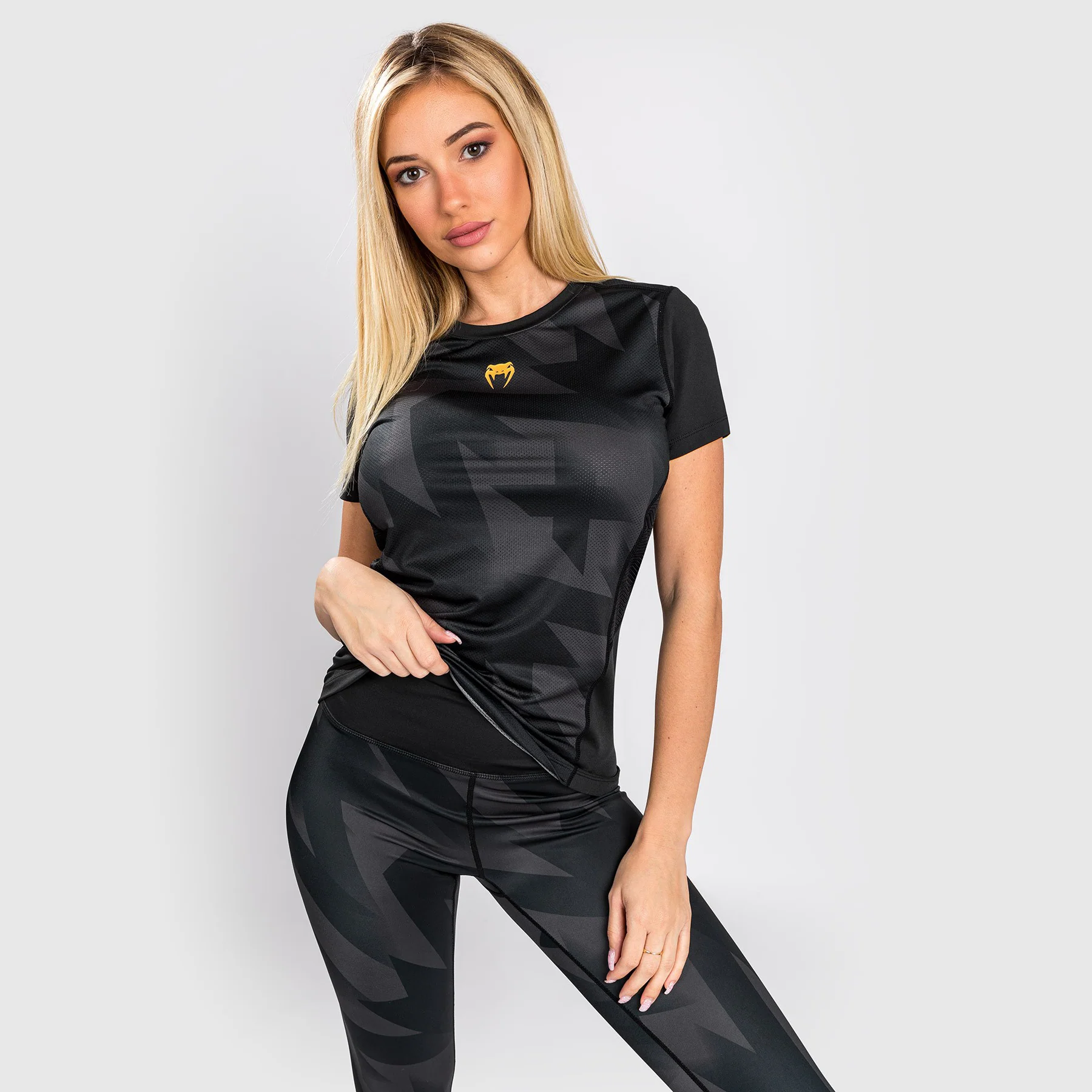 Camiseta Venum Razor Dry Tech - Para Mujeres - Negro/Oro - Image 3