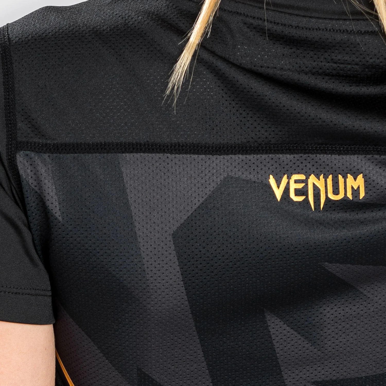 Camiseta Venum Razor Dry Tech - Para Mujeres - Negro/Oro - Image 6