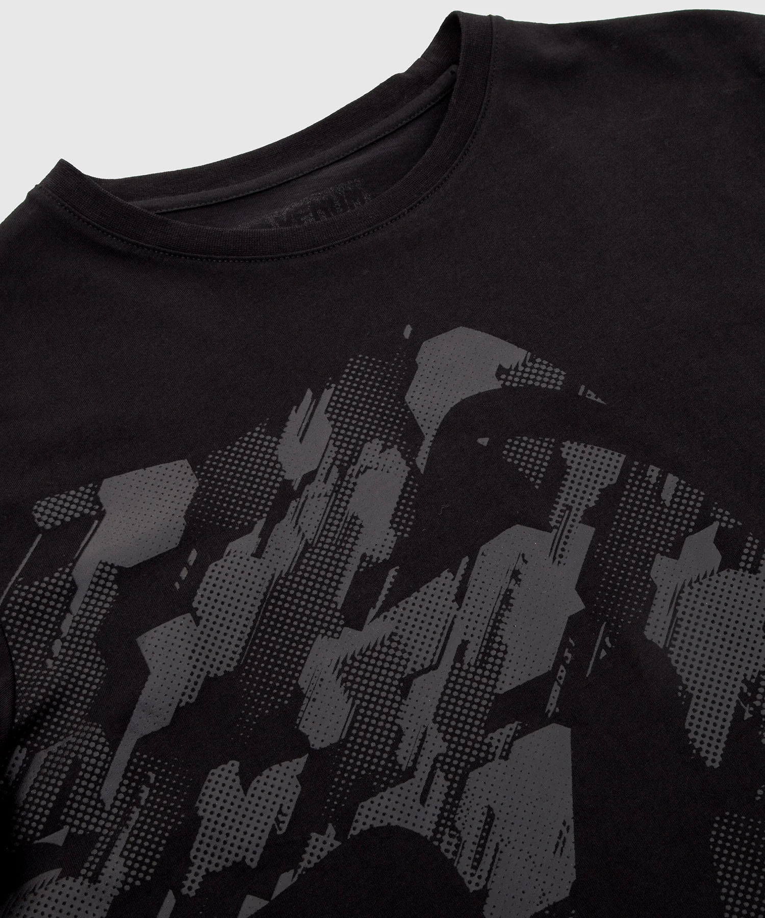 Camiseta Venum Tecmo Giant - Negro/Negro - Image 5