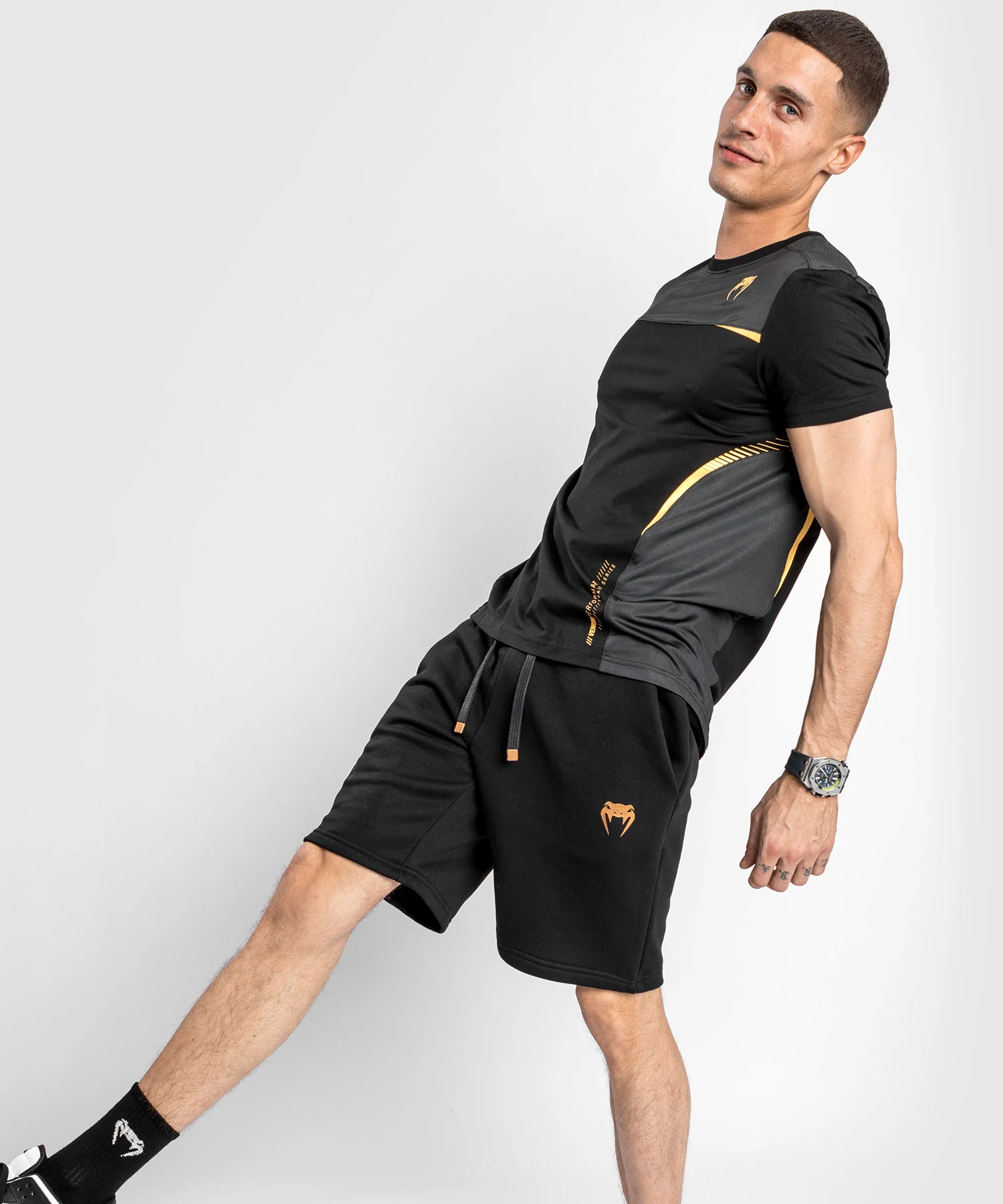 Camiseta Venum Tempest 2.0 - Negro/Dorado - Image 2