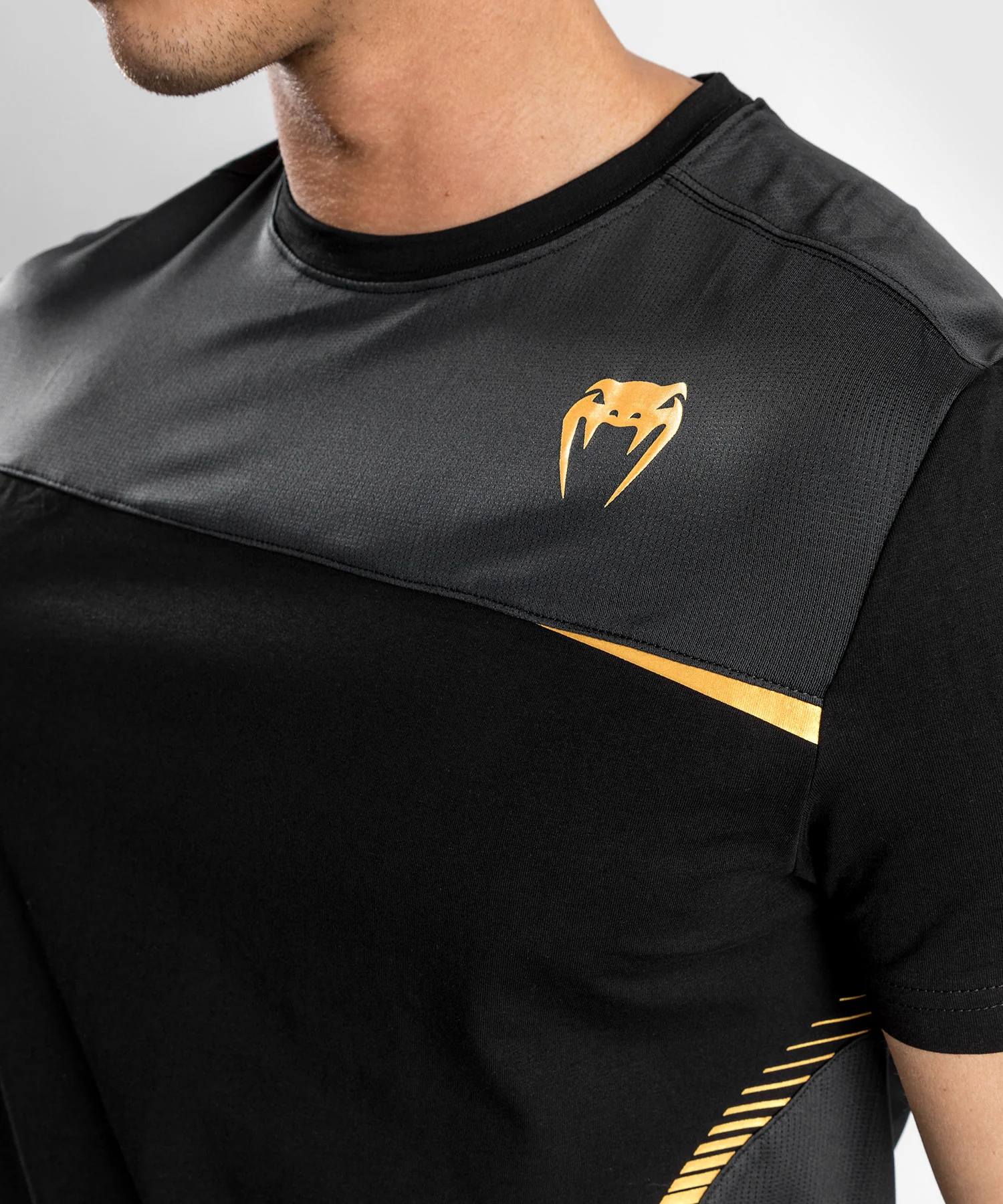Camiseta Venum Tempest 2.0 - Negro/Dorado - Image 6