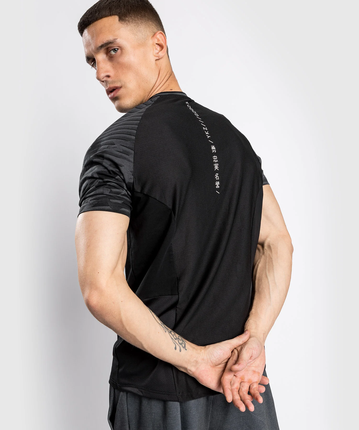 Camiseta Venum YKZ21 - Negro/Negro - Image 2