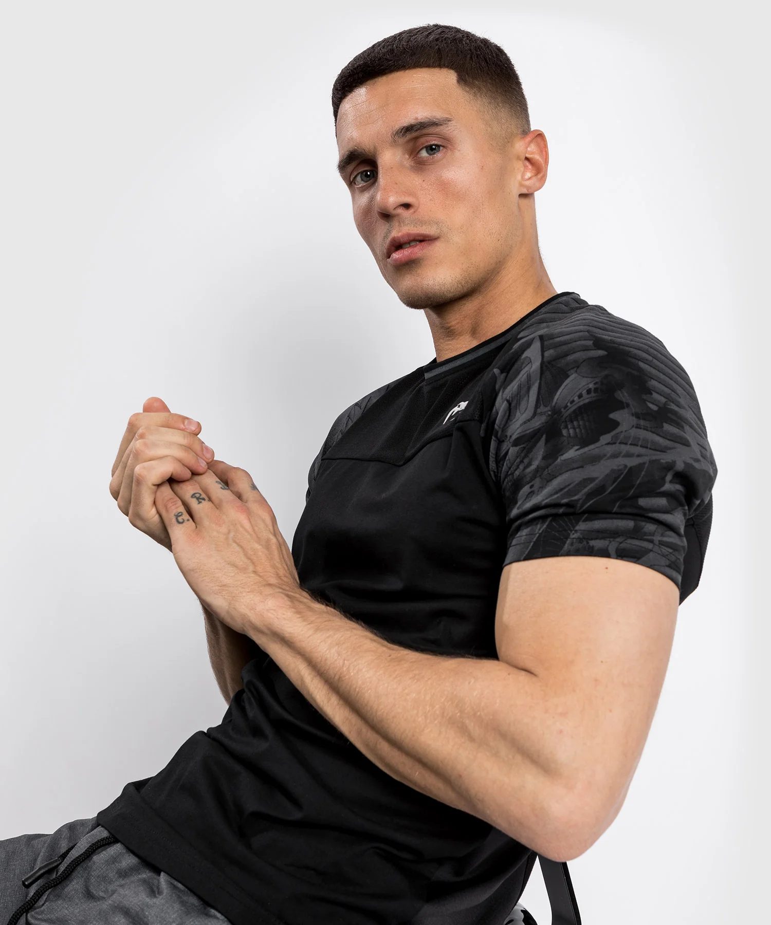 Camiseta Venum YKZ21 - Negro/Negro - Image 4