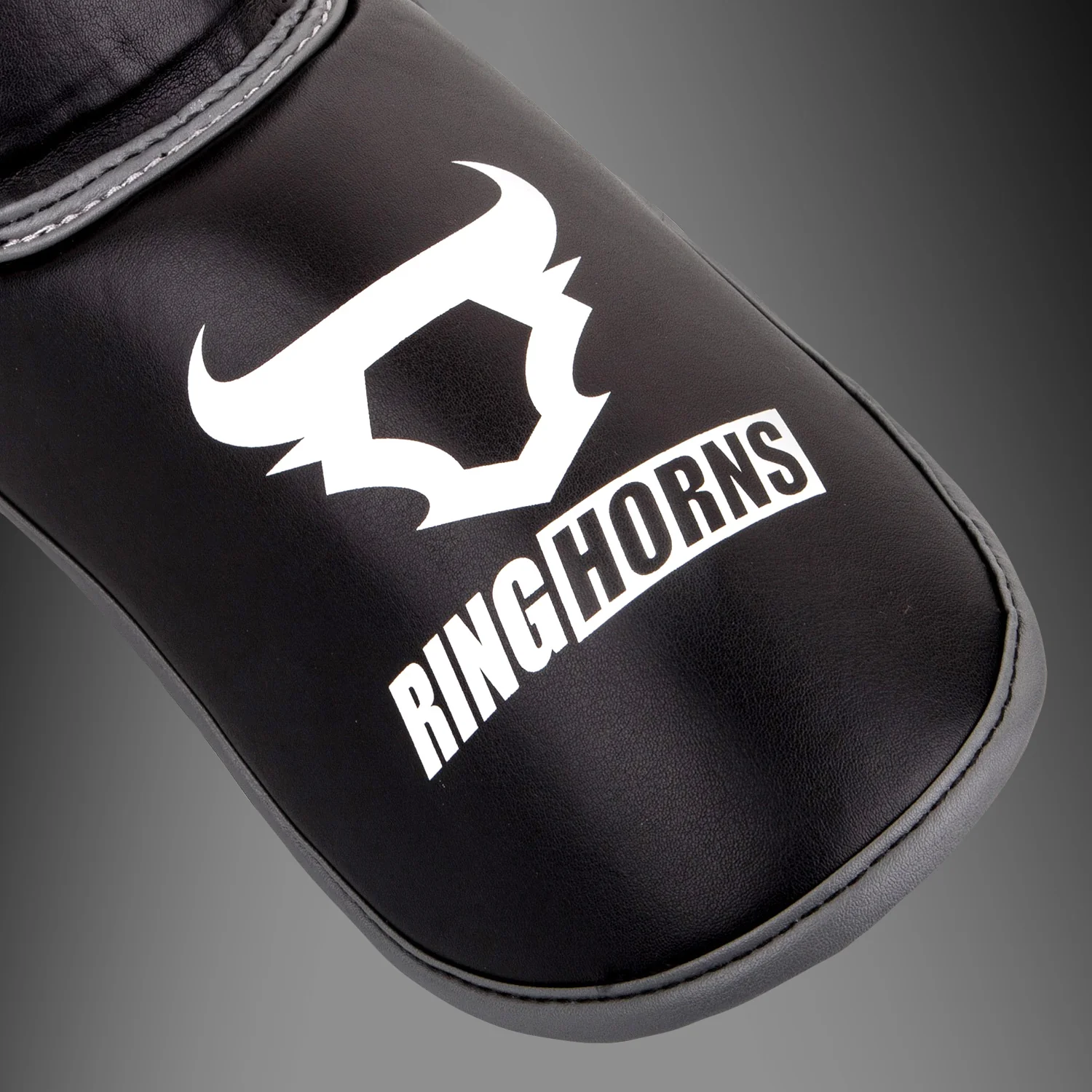 Ringhorns Charger by Venum Espinilleras y Protector de Pies – Negro - Image 3