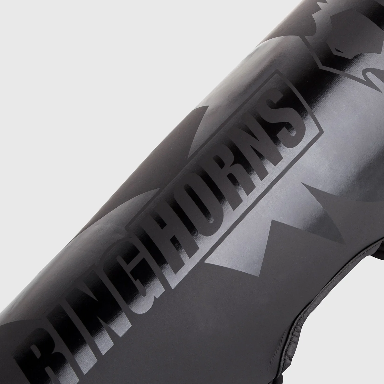 Ringhorns Charger by Venum Espinilleras – Negro/Negro - Image 5