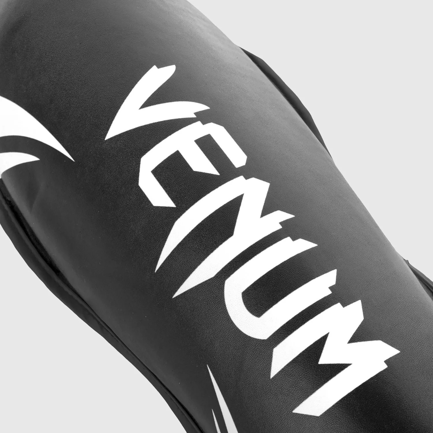 Venum Challenger Espinilleras – Negro/Blanco - Image 2