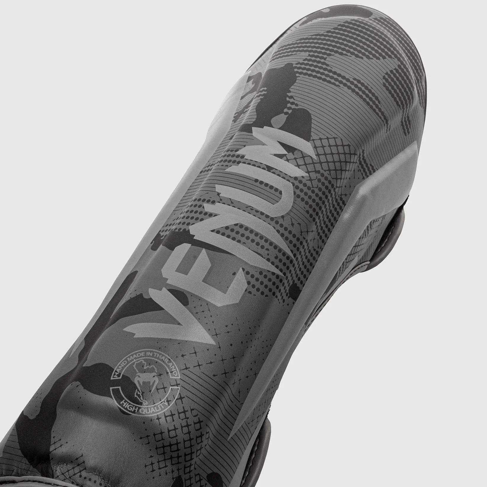 Espinillera Venum Elite - Camuflaje negro - Image 2