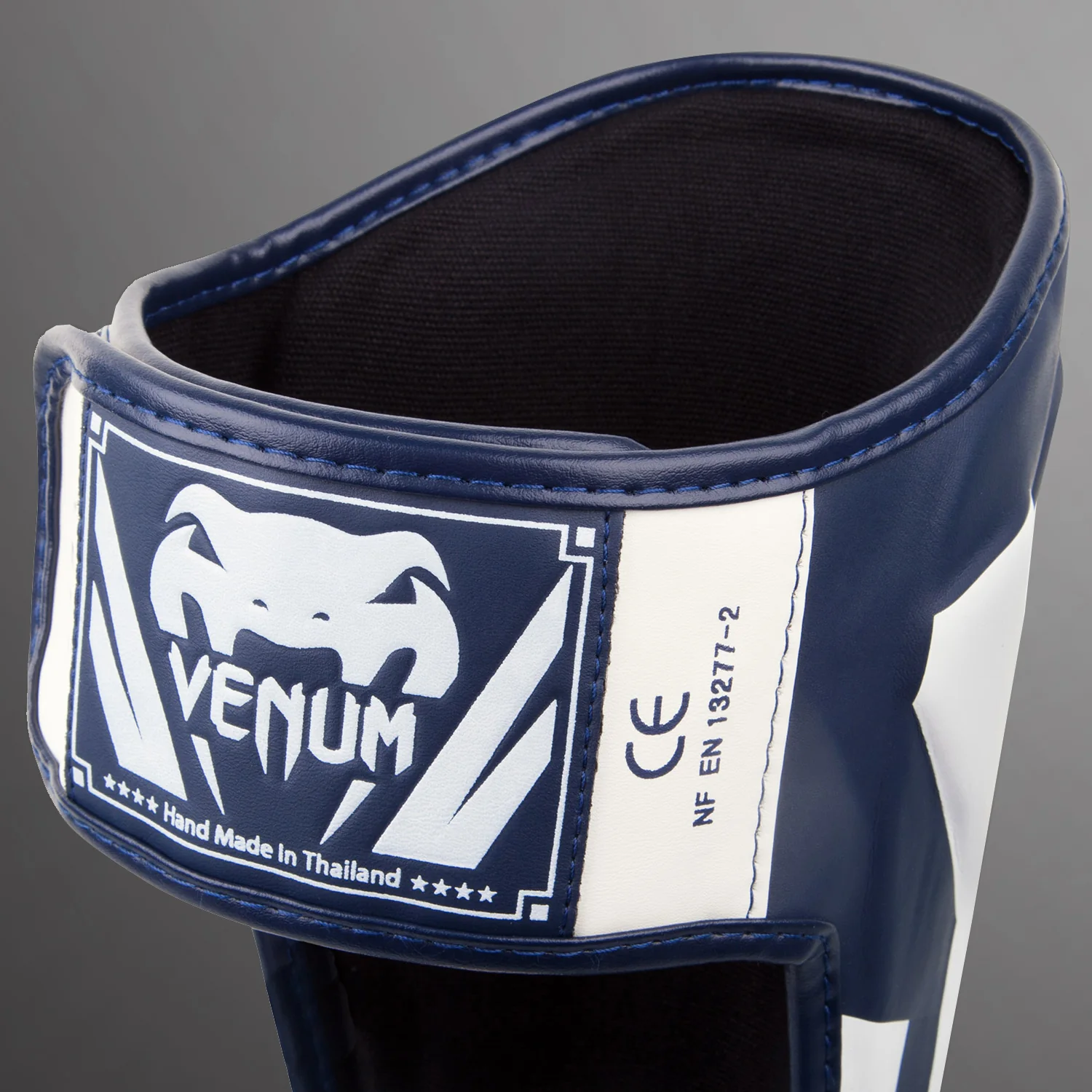Espinilleras Venum Elite Standup - Blanco/Azul Marino - Image 3