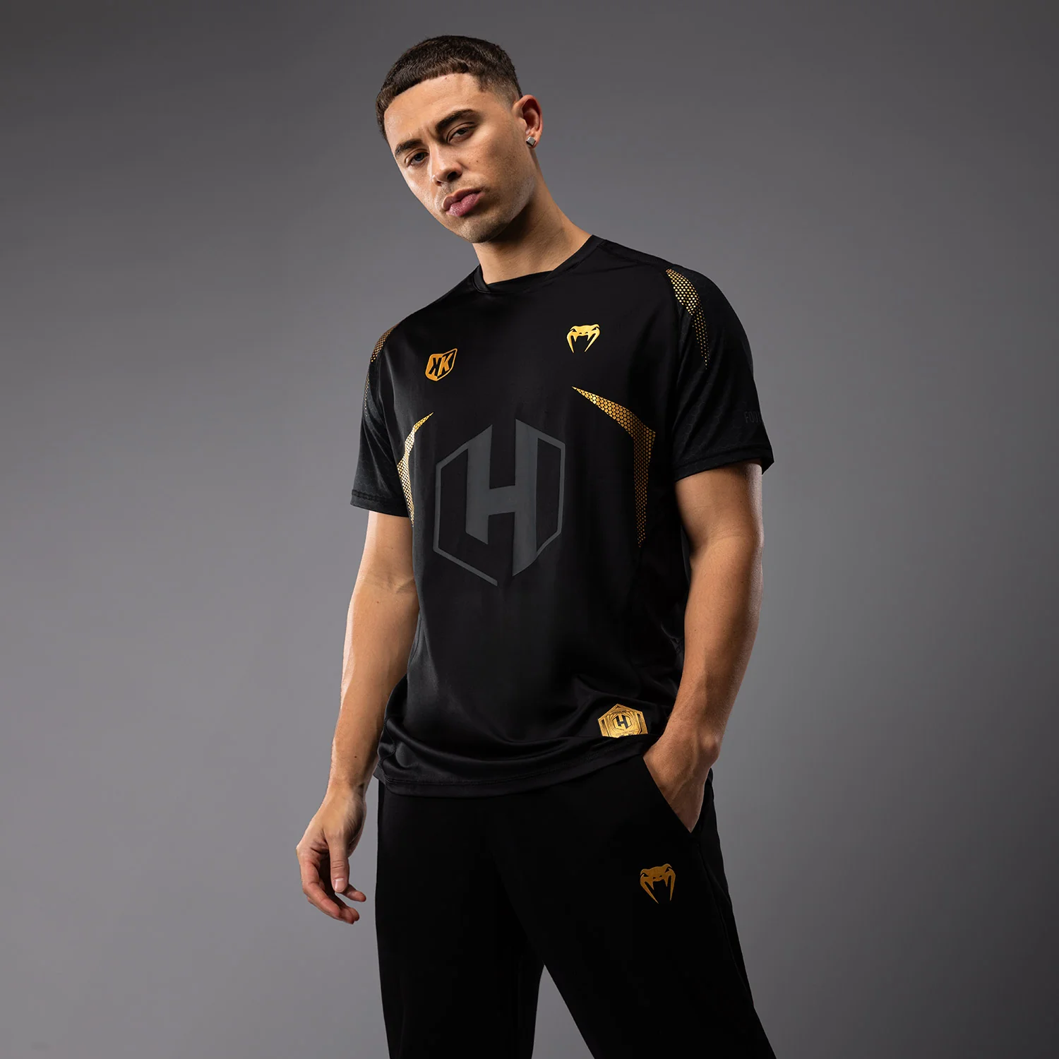 FK x Venum Hexagone MMA Camiseta - Negra/Oro - Image 2