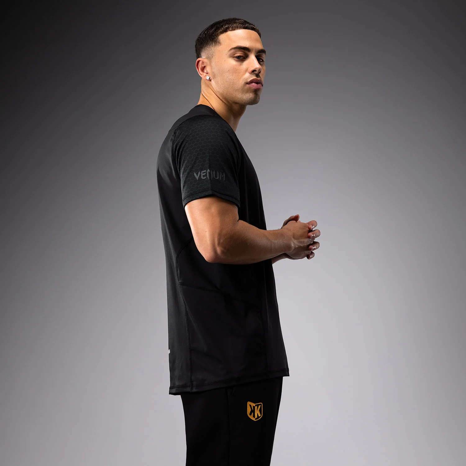 FK x Venum Hexagone MMA Camiseta - Negra/Oro - Image 3