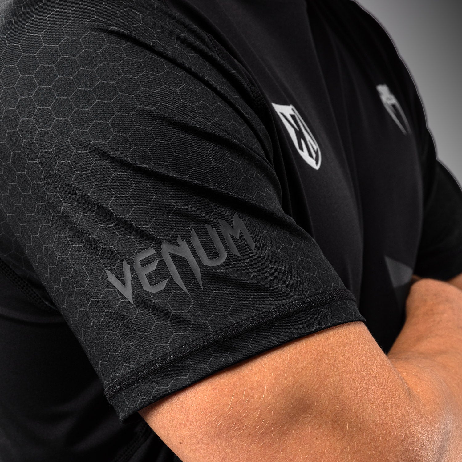 FK x Venum Hexagone MMA Camiseta - Negra/Oro - Image 5