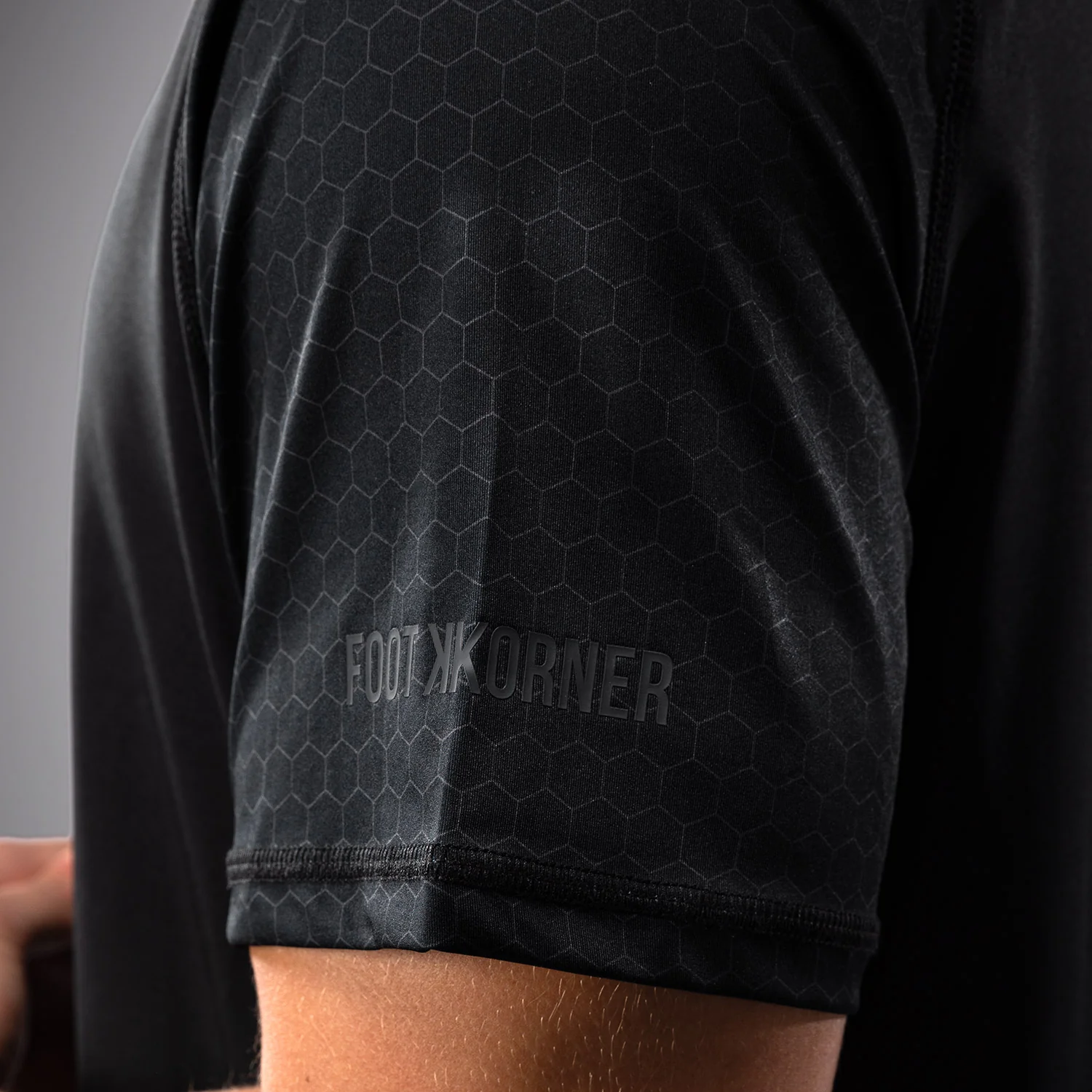 FK x Venum Hexagone MMA Camiseta - Negra/Oro - Image 6