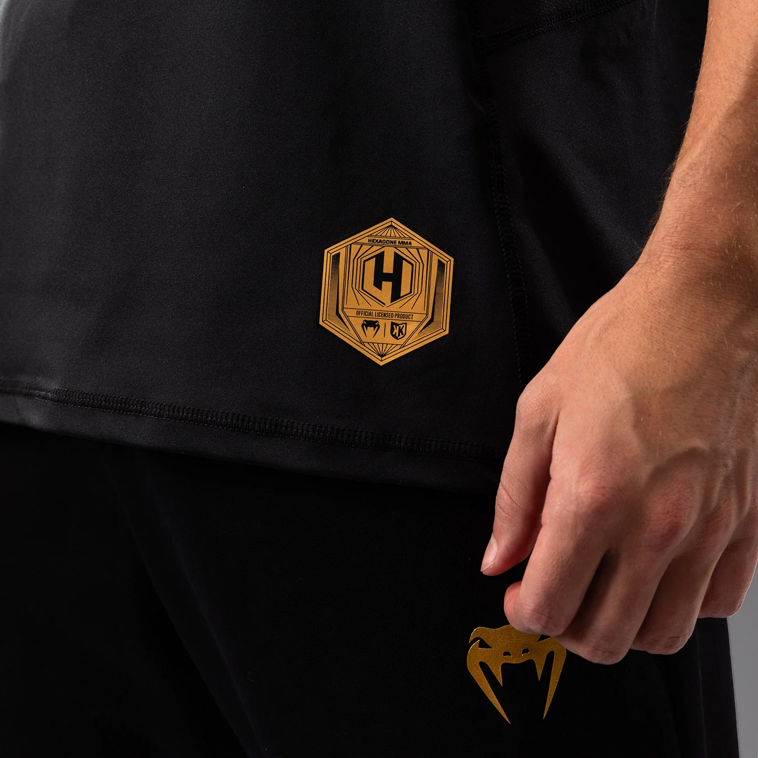 FK x Venum Hexagone MMA Camiseta - Negra/Oro - Image 7