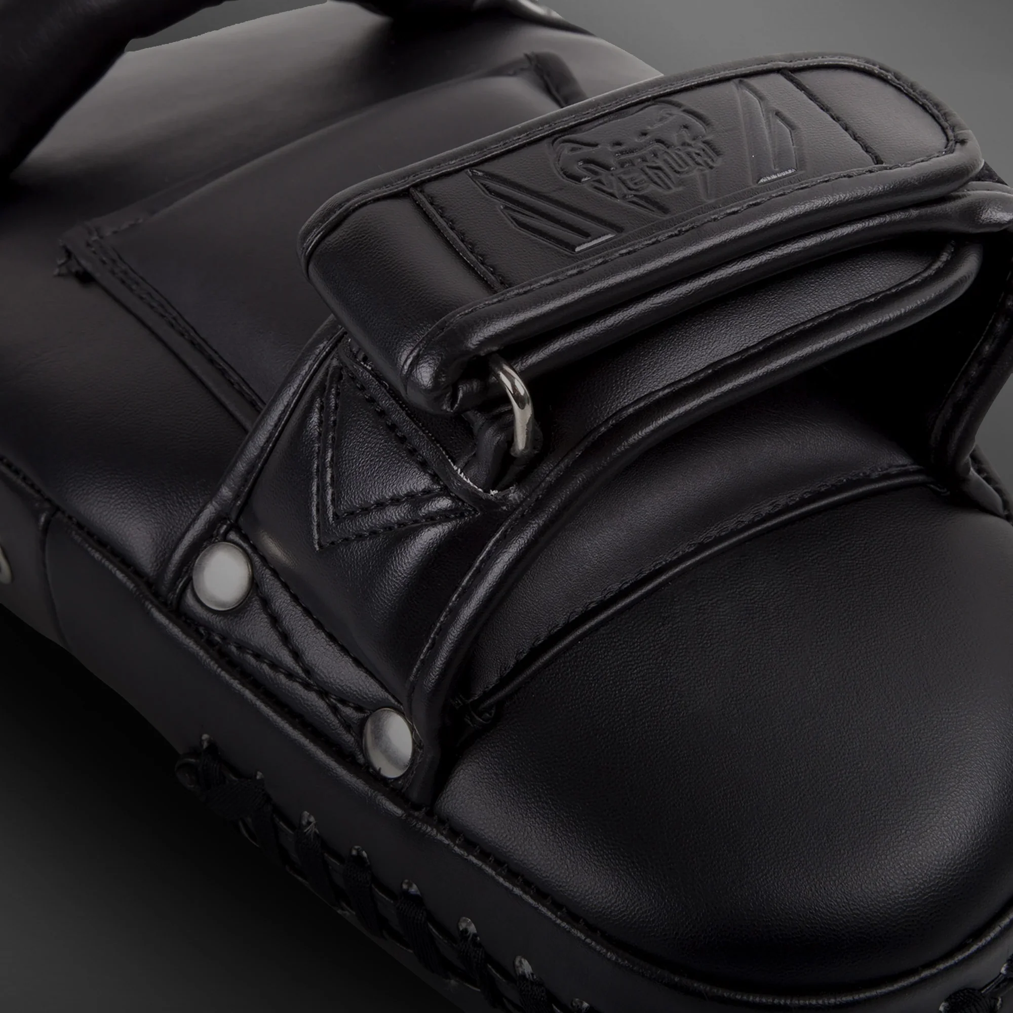 Venum Elite Manoplas Grandes de Enfoque – Negro/Negro - Image 5