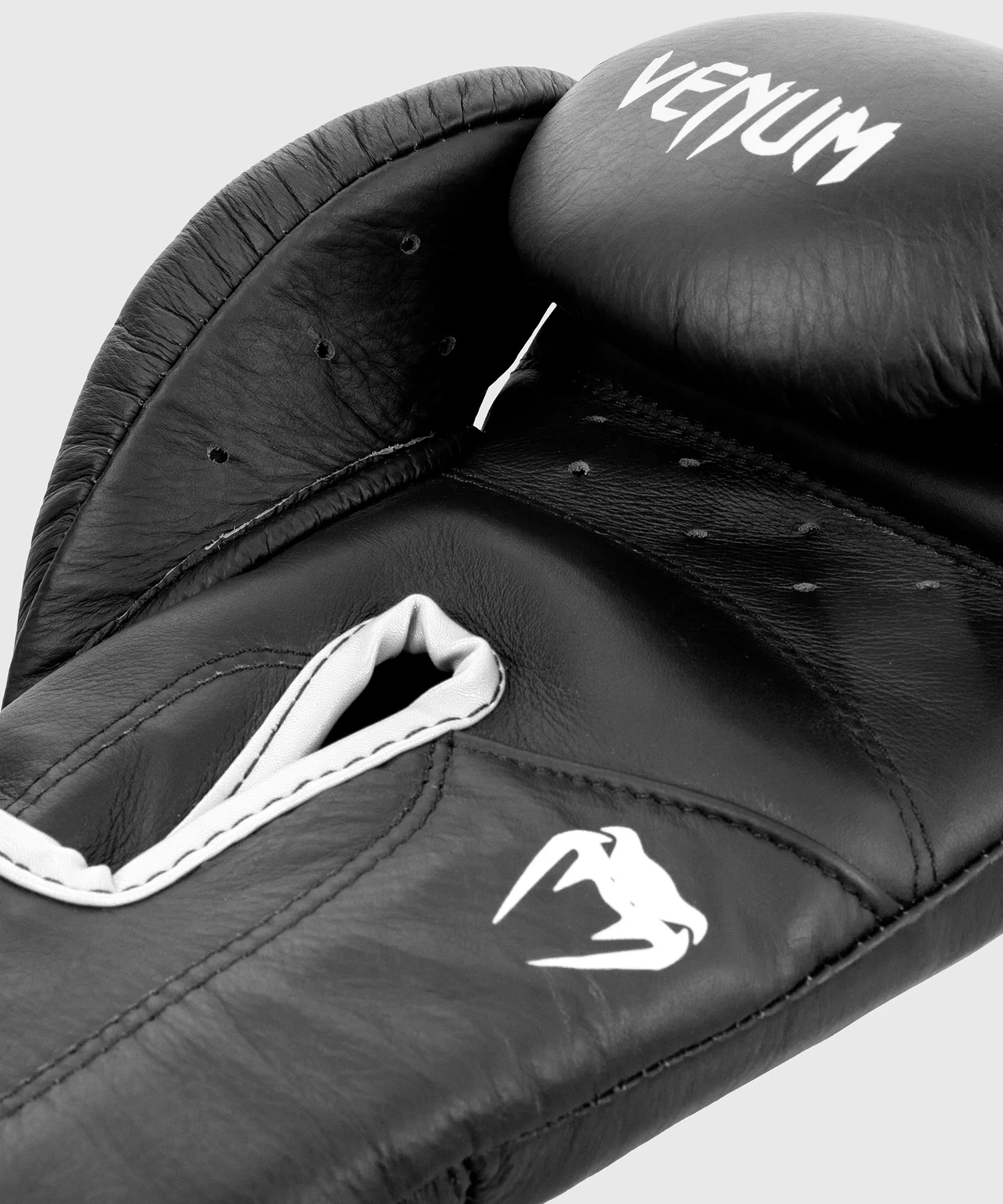Guantes de Boxeo profesional Venum Giant 2.0  – Velcro - Negro/Blanco - Image 5