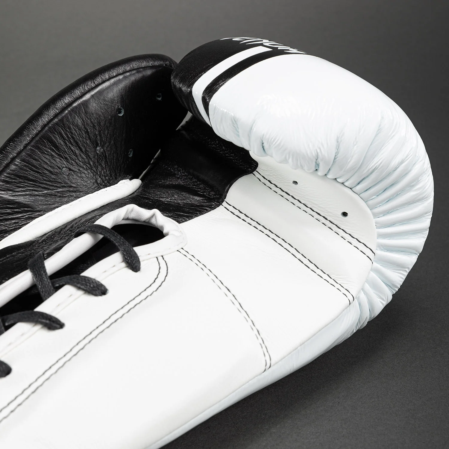 Guantes de boxeo Venum Shield Pro con cordones - Negro/Blanco - Image 5
