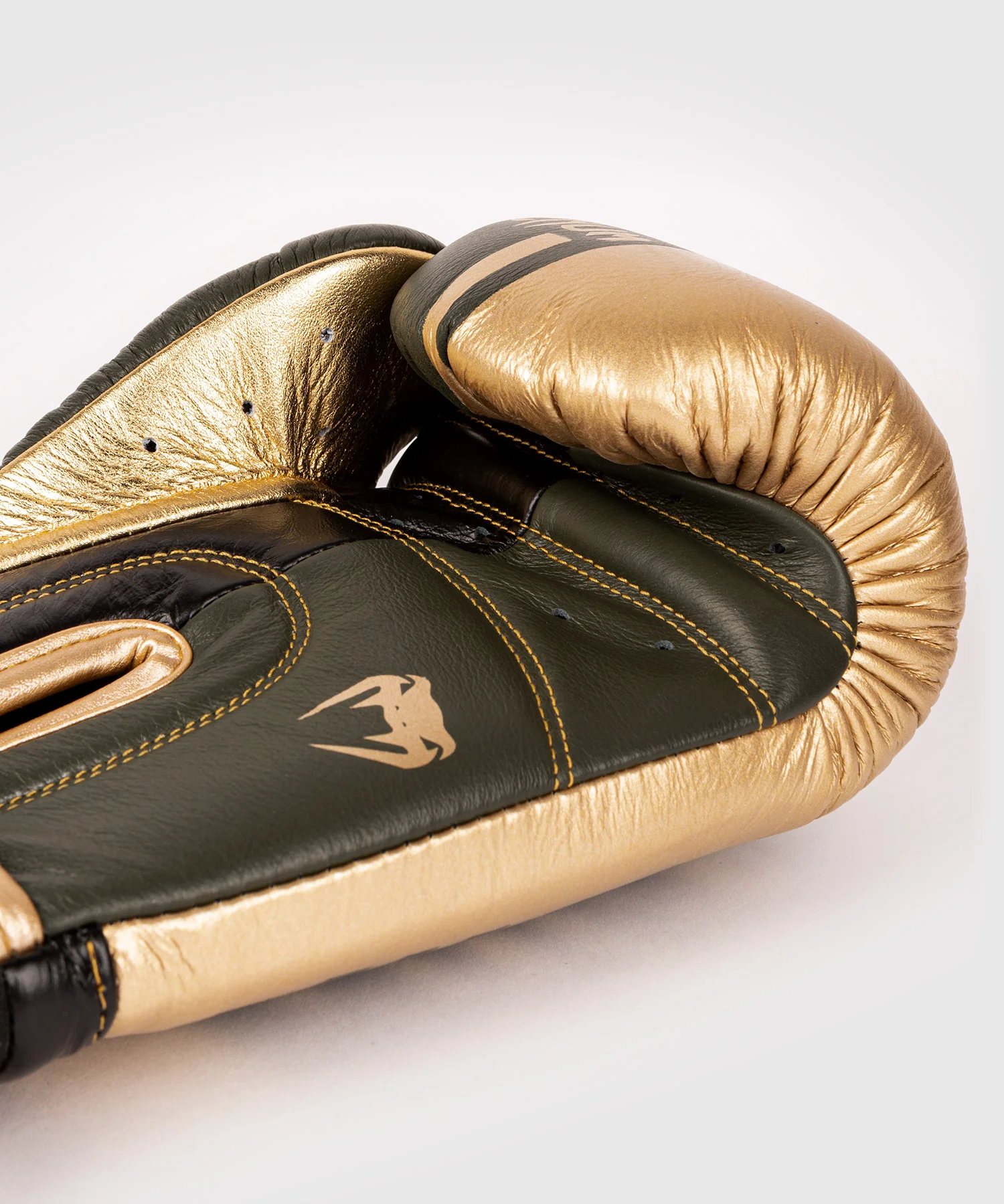 Guantes de Boxeo profesional Venum Shield – Velcro - Caqui/Oro - Image 5