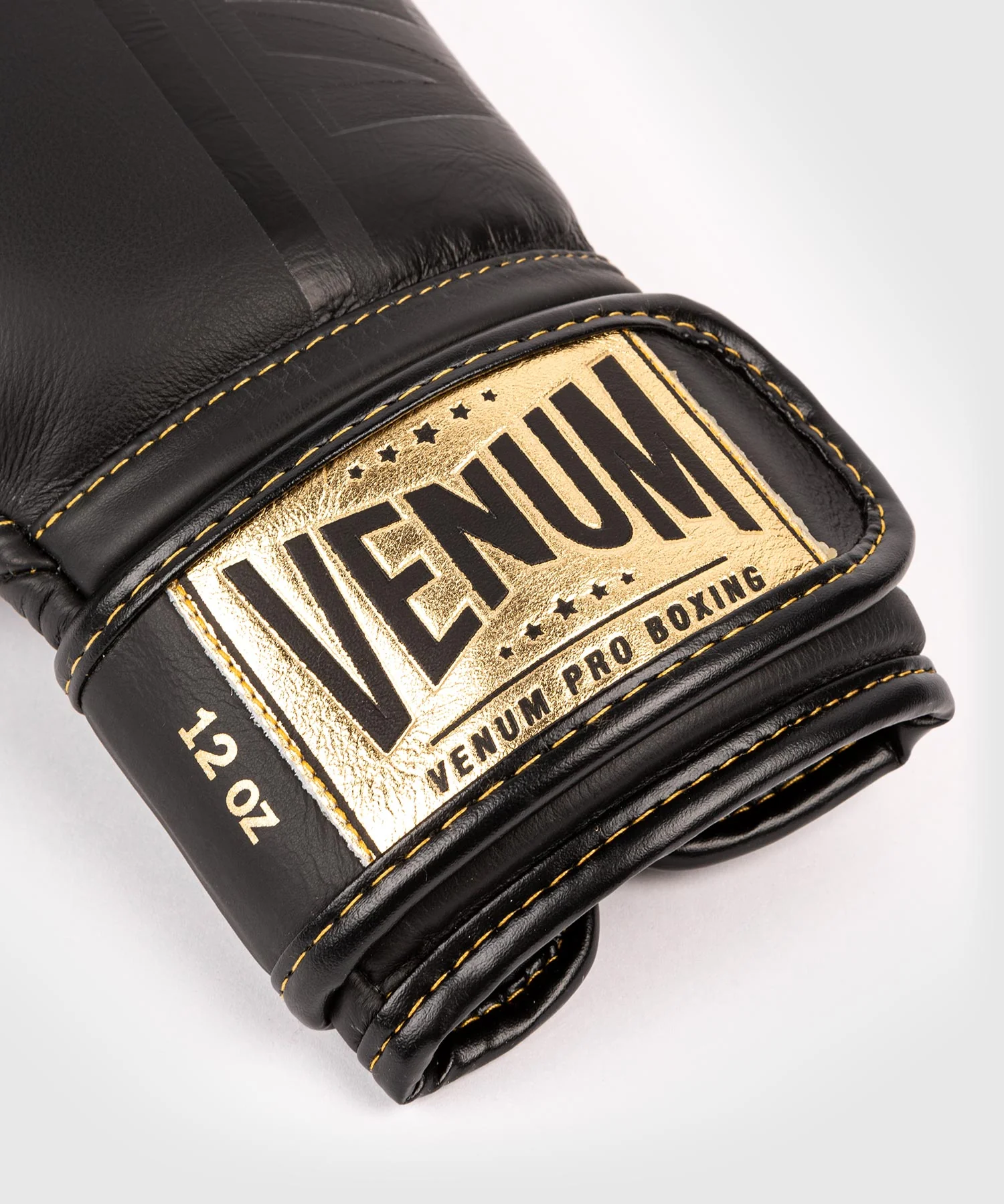 Guantes de Boxeo profesional Venum Shield – Velcro - Negro/Negro-Oro - Image 3