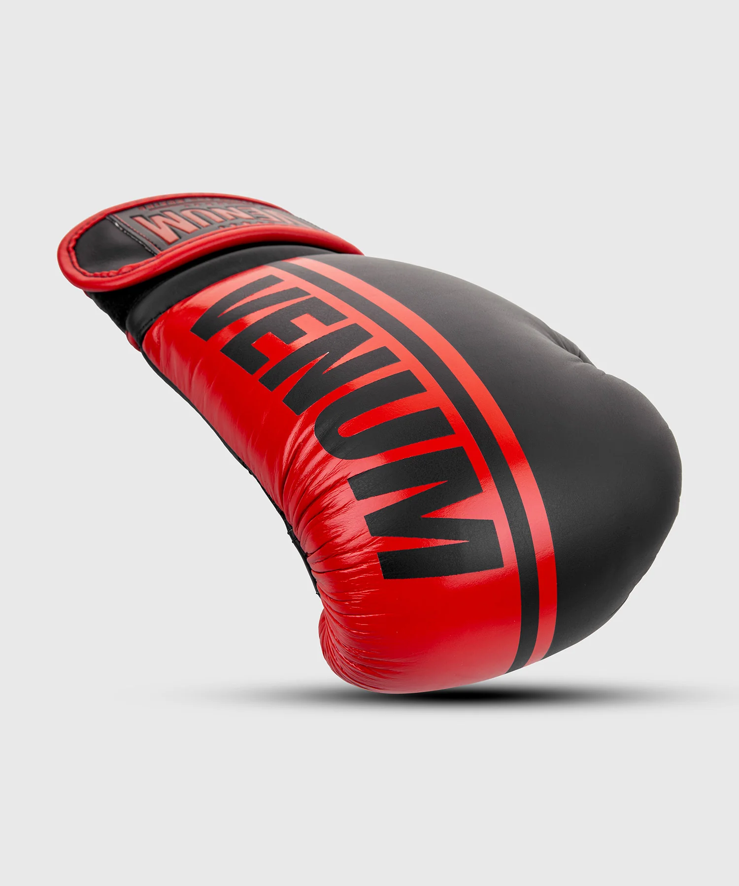 Guantes de Boxeo profesional Venum Shield – Velcro - Negro/Rojo - Image 3