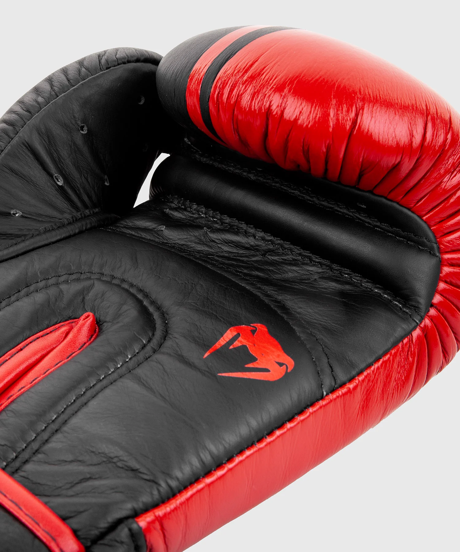Guantes de Boxeo profesional Venum Shield – Velcro - Negro/Rojo - Image 6