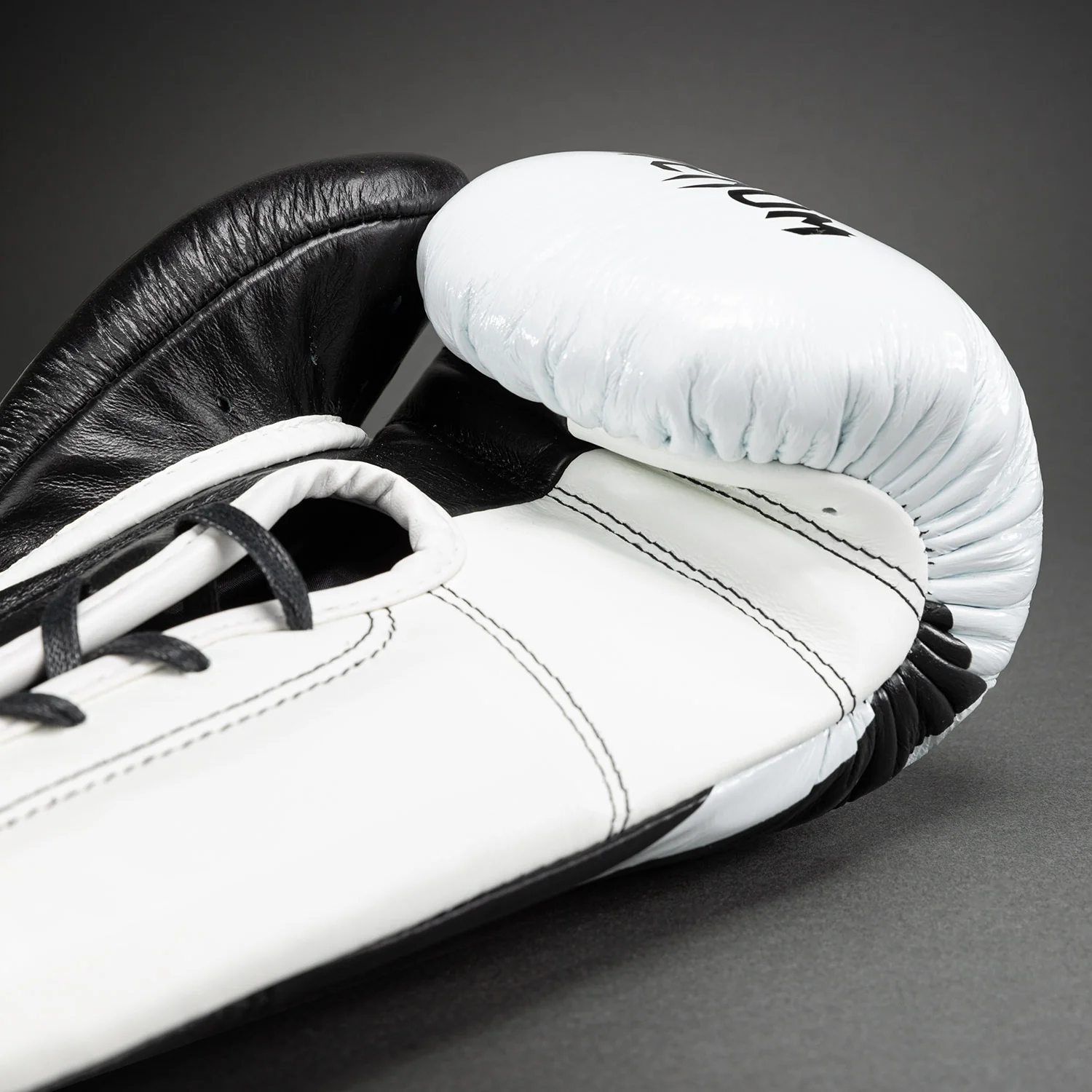 Guantes de boxeo Venum Hammer Pro con cordones - Negro/Blanco - Image 5