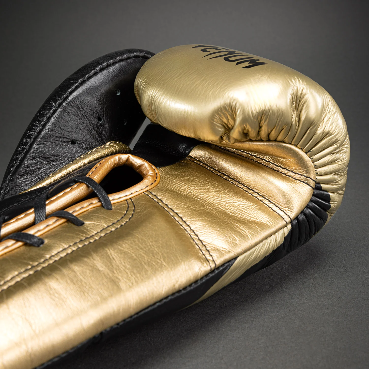 Guantes de boxeo profesionales Venum Hammer con cordones - Negro/Dorado - Image 5