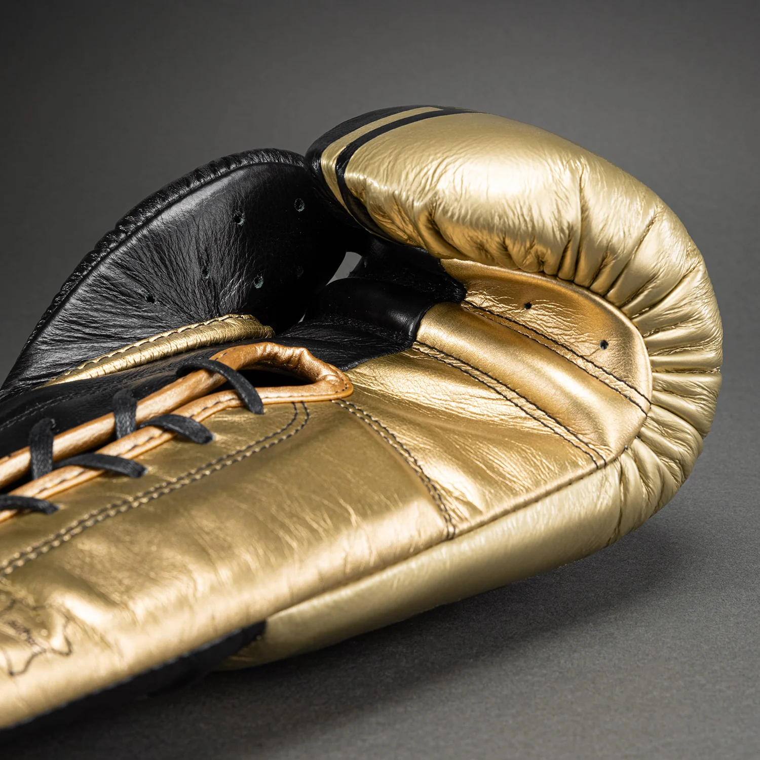 Guantes de boxeo profesionales Venum Shield con cordones - Negro/Dorado - Image 5