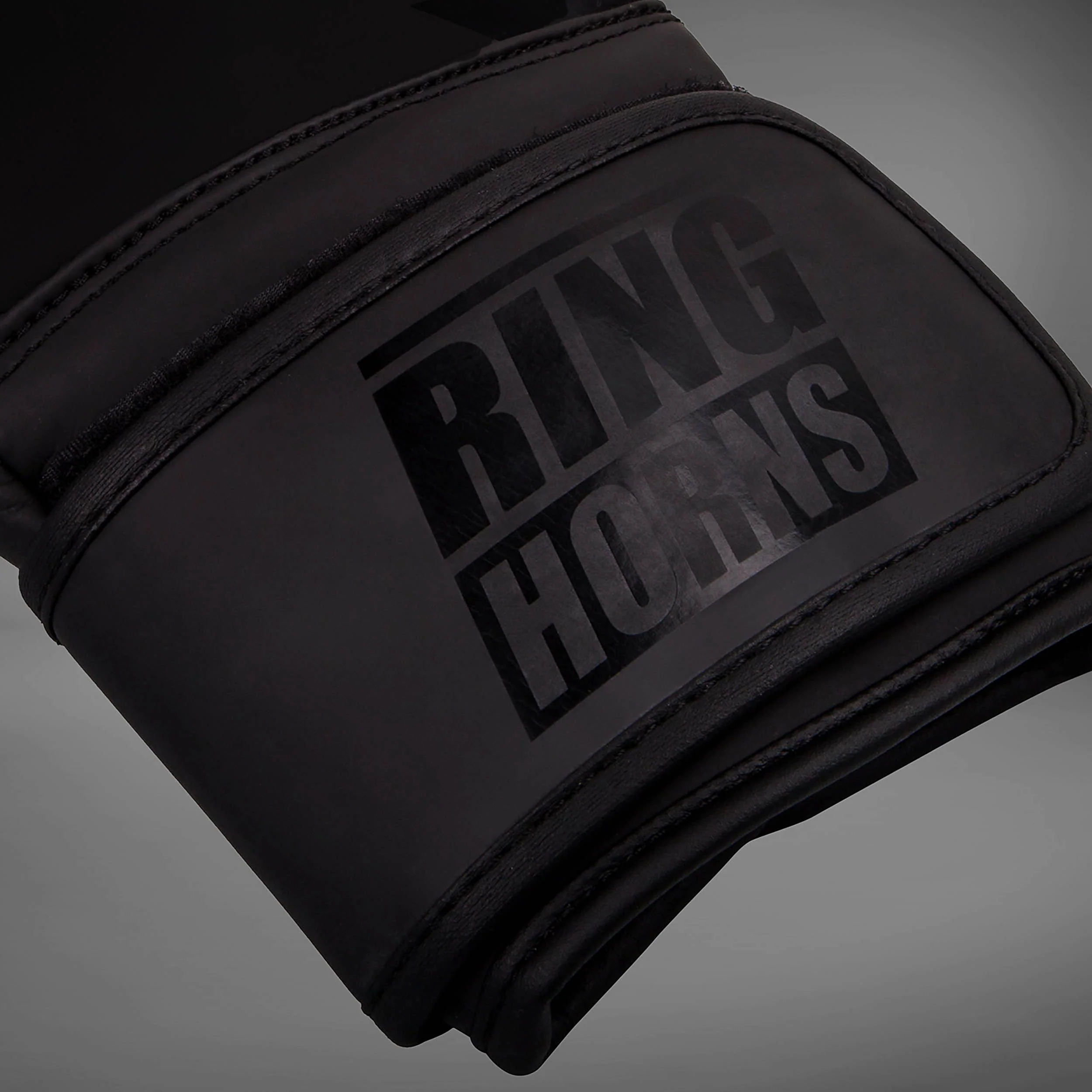Ringhorns Charger by Venum Guantes de Boxeo – Negro/Negro - Image 3