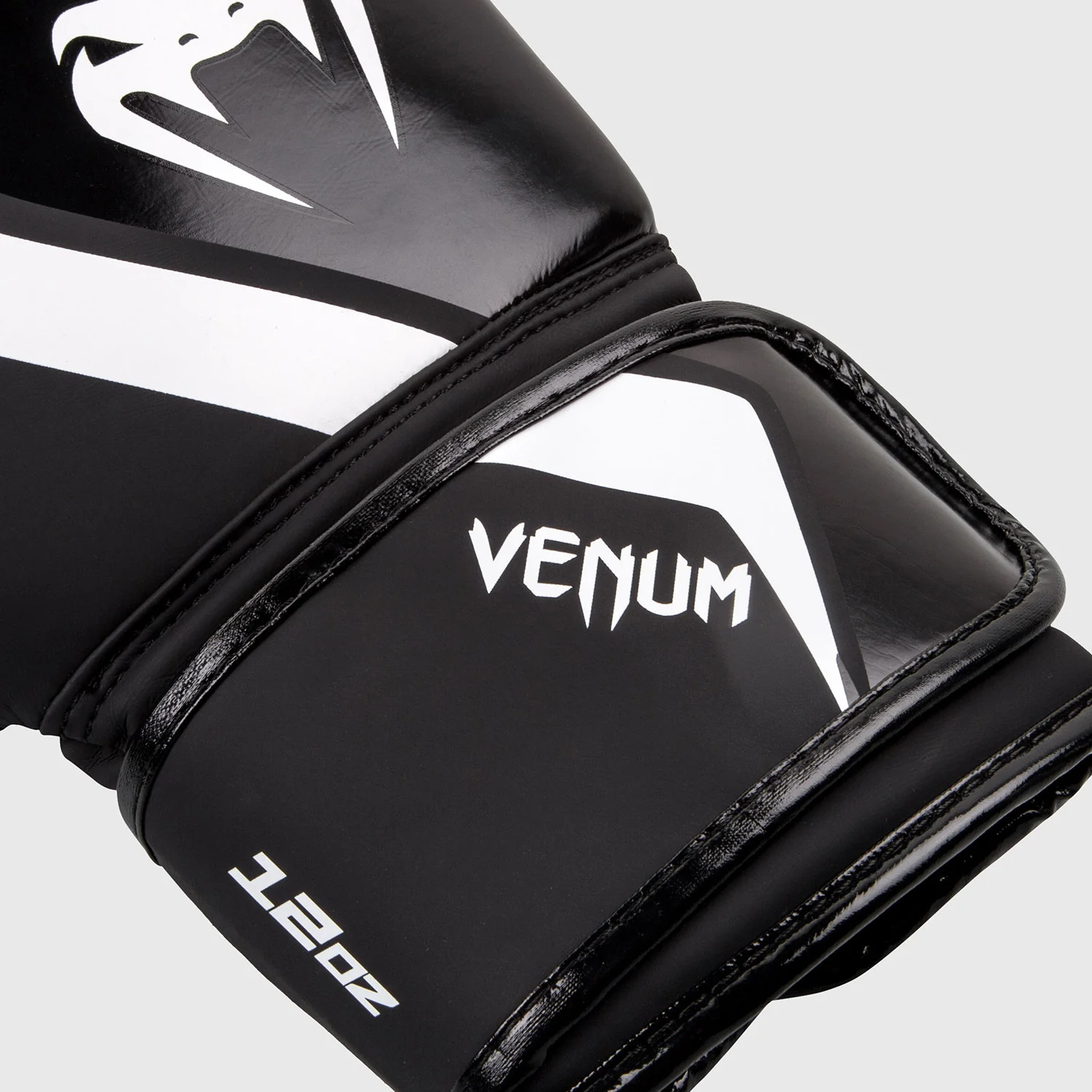 Guantes de Boxeo Venum Contender 2.0 – Negro/Gris-Blanco - Image 3