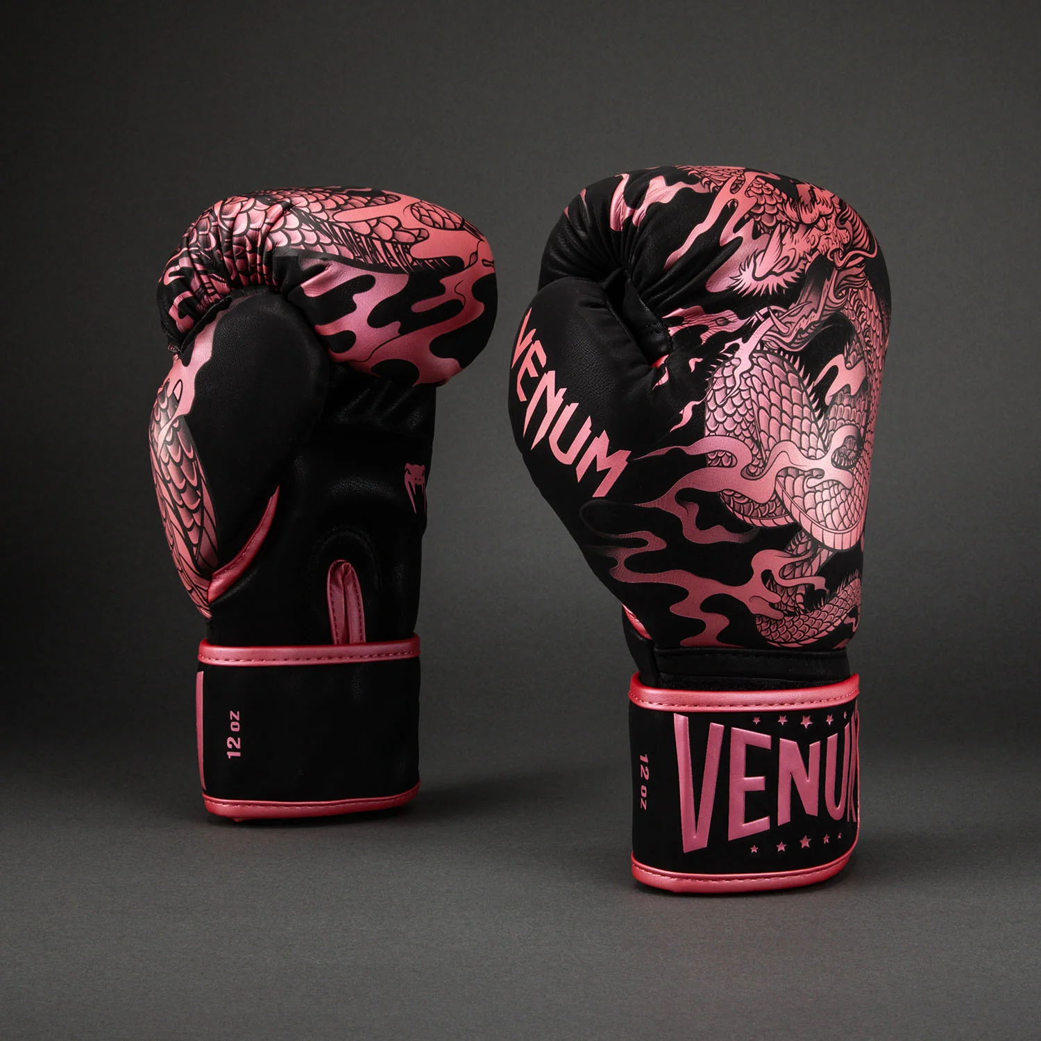 Guantes de boxeo Venum Dragon's Flight - Negro / Rosa metalizado - Image 2