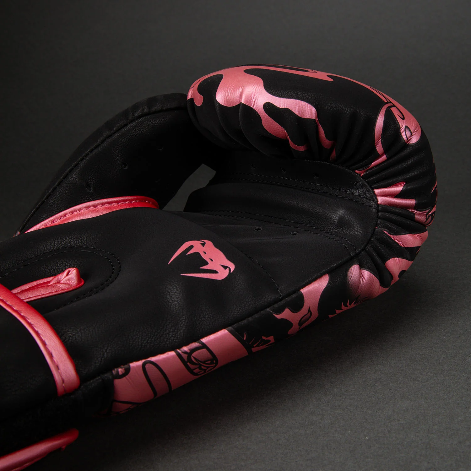 Guantes de boxeo Venum Dragon's Flight - Negro / Rosa metalizado - Image 4
