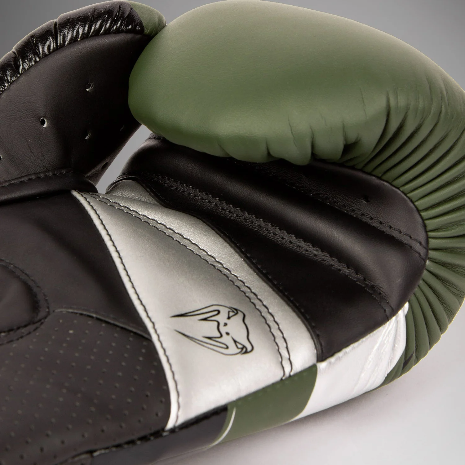 Guantes de boxeo Venum Elite Evo - Caqui/Plateado - Image 5