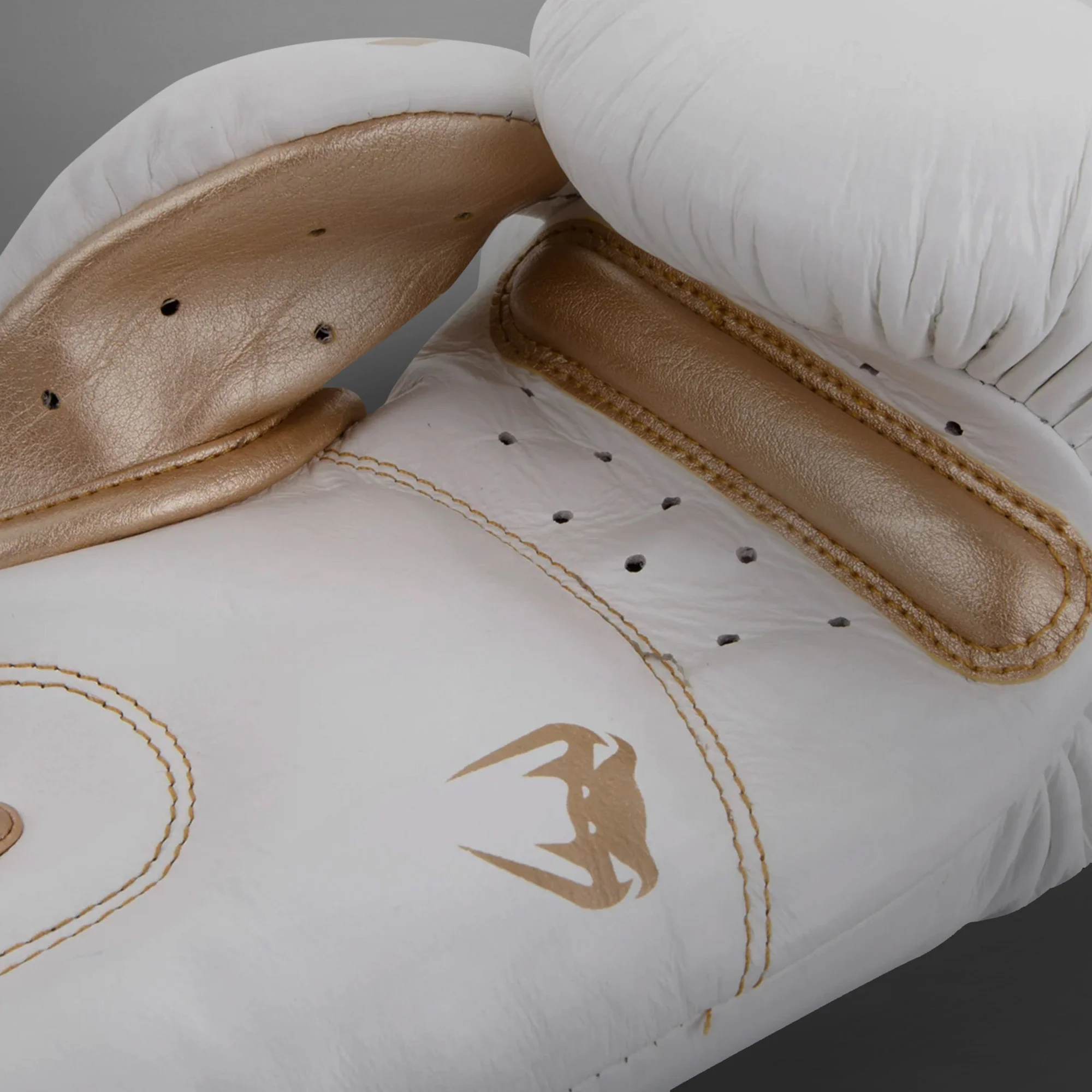 Guantes de Boxeo Venum Giant 3.0 - Cuero Nappa - Blanco/Oro - Image 4