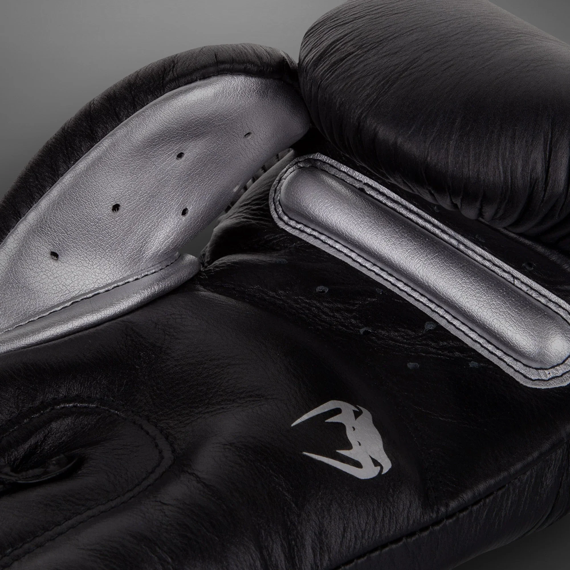 Guantes de Boxeo Venum Giant 3.0 - Cuero Nappa - Negro/Plata - Image 2