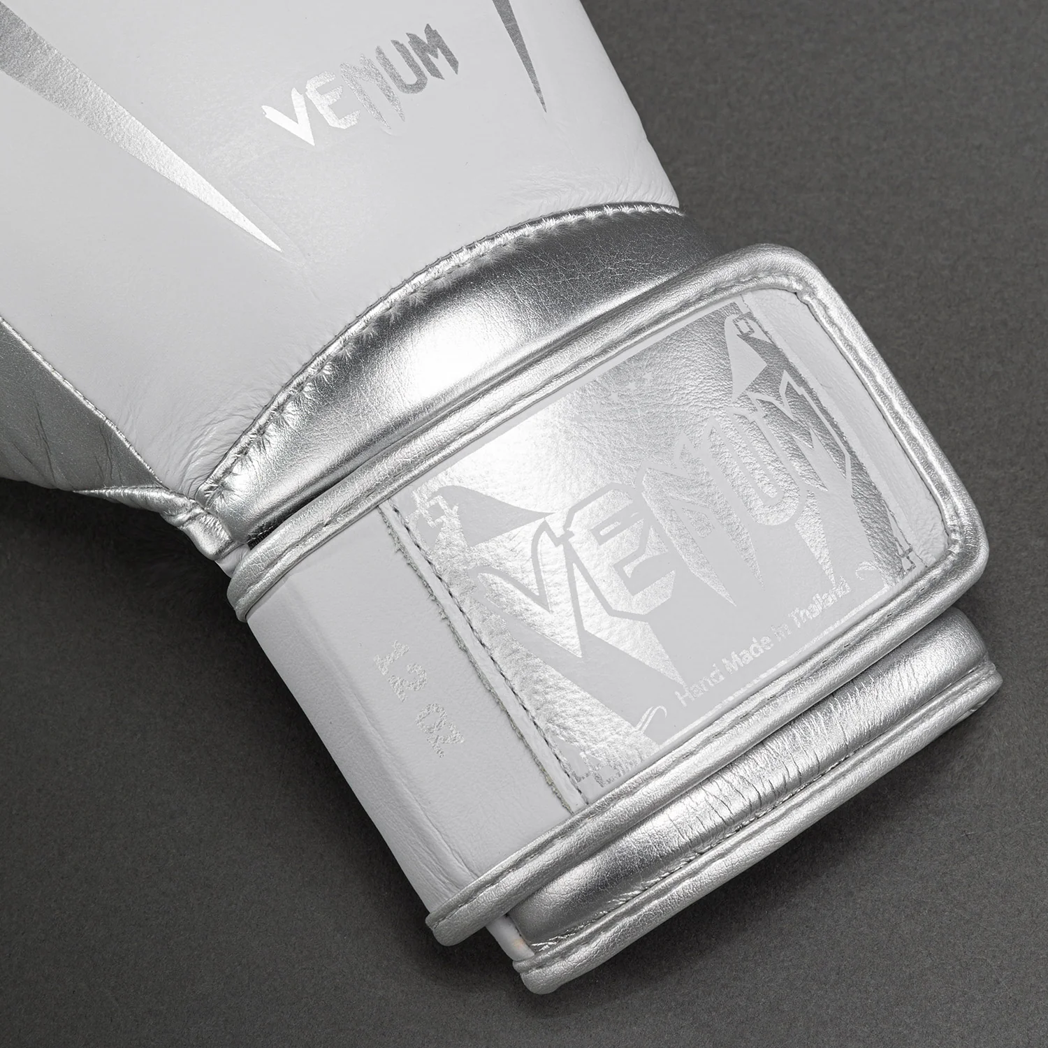 Guantes de Boxeo Venum Giant 3.0 - Gris/Plata - Image 3