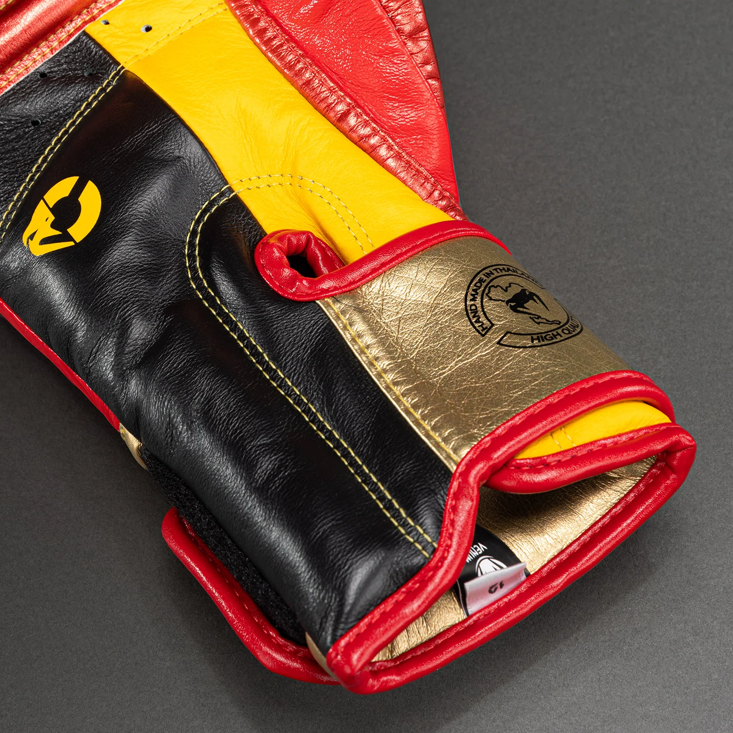 Guantes de Boxeo Venum Giant 3.0 - Rojo/Amarillo/Oro - Image 4