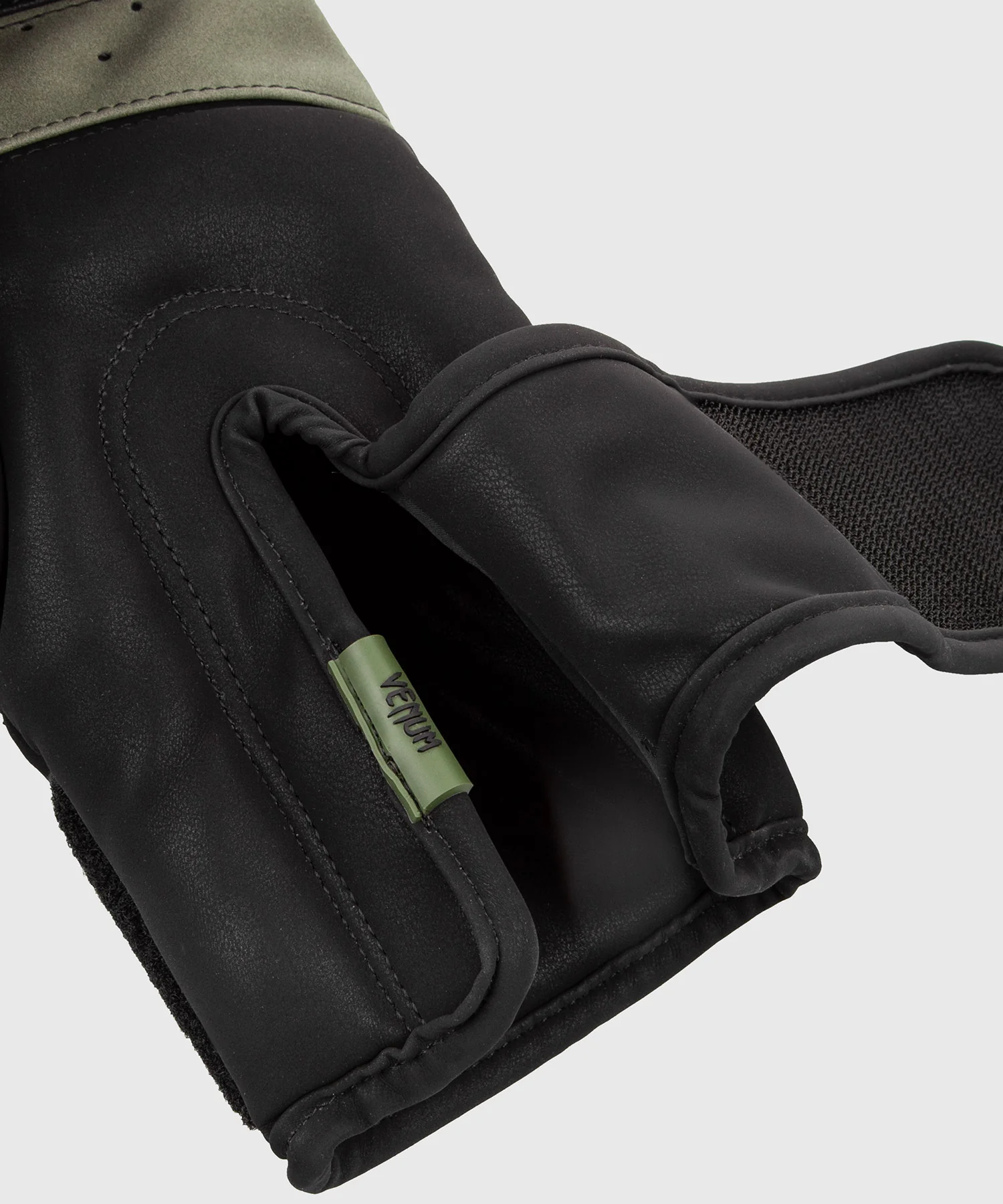 Guantes de Boxeo Venum Impact - Image 5