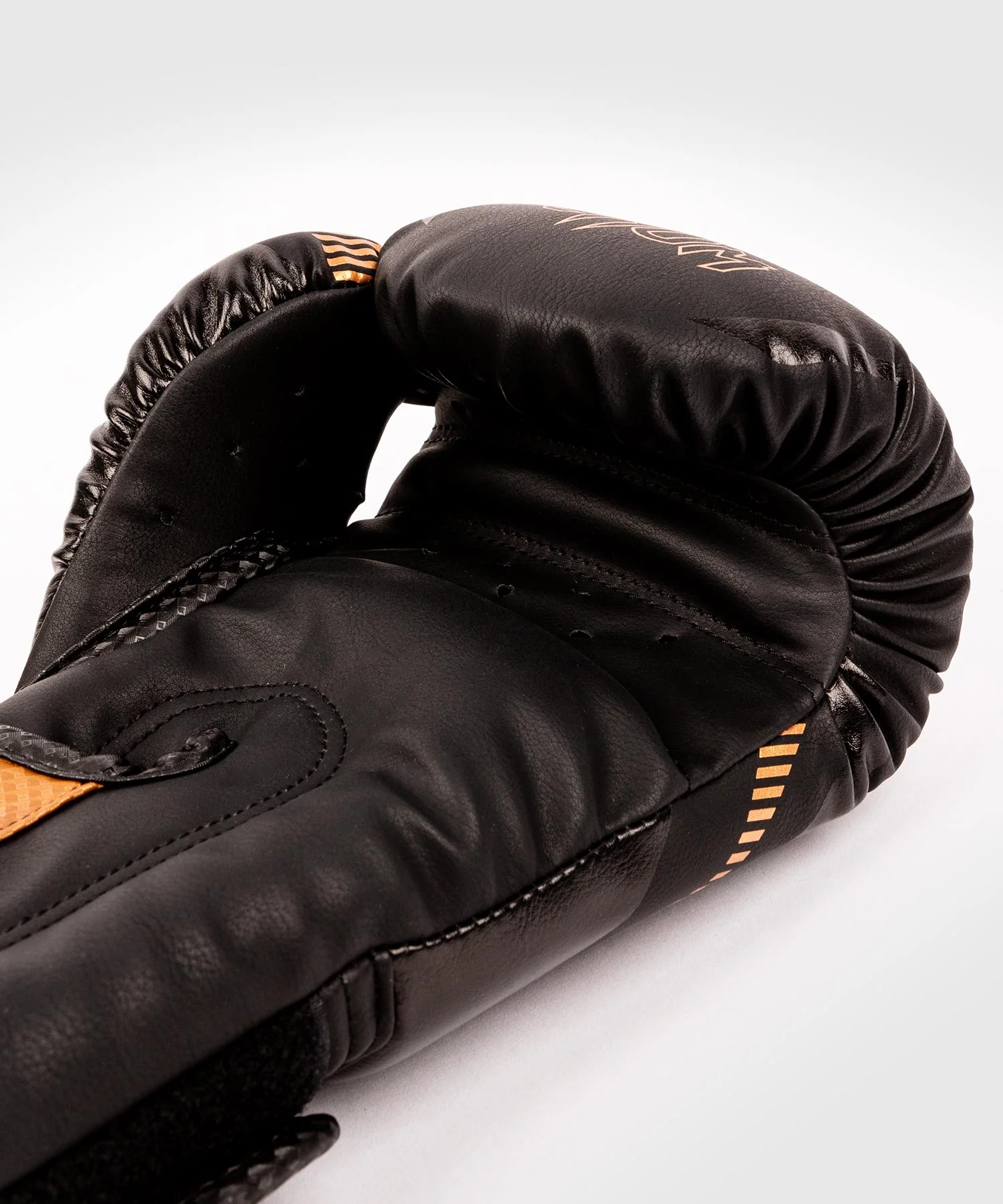 Guantes de Boxeo Venum Impact - Negro/Bronce - Image 5