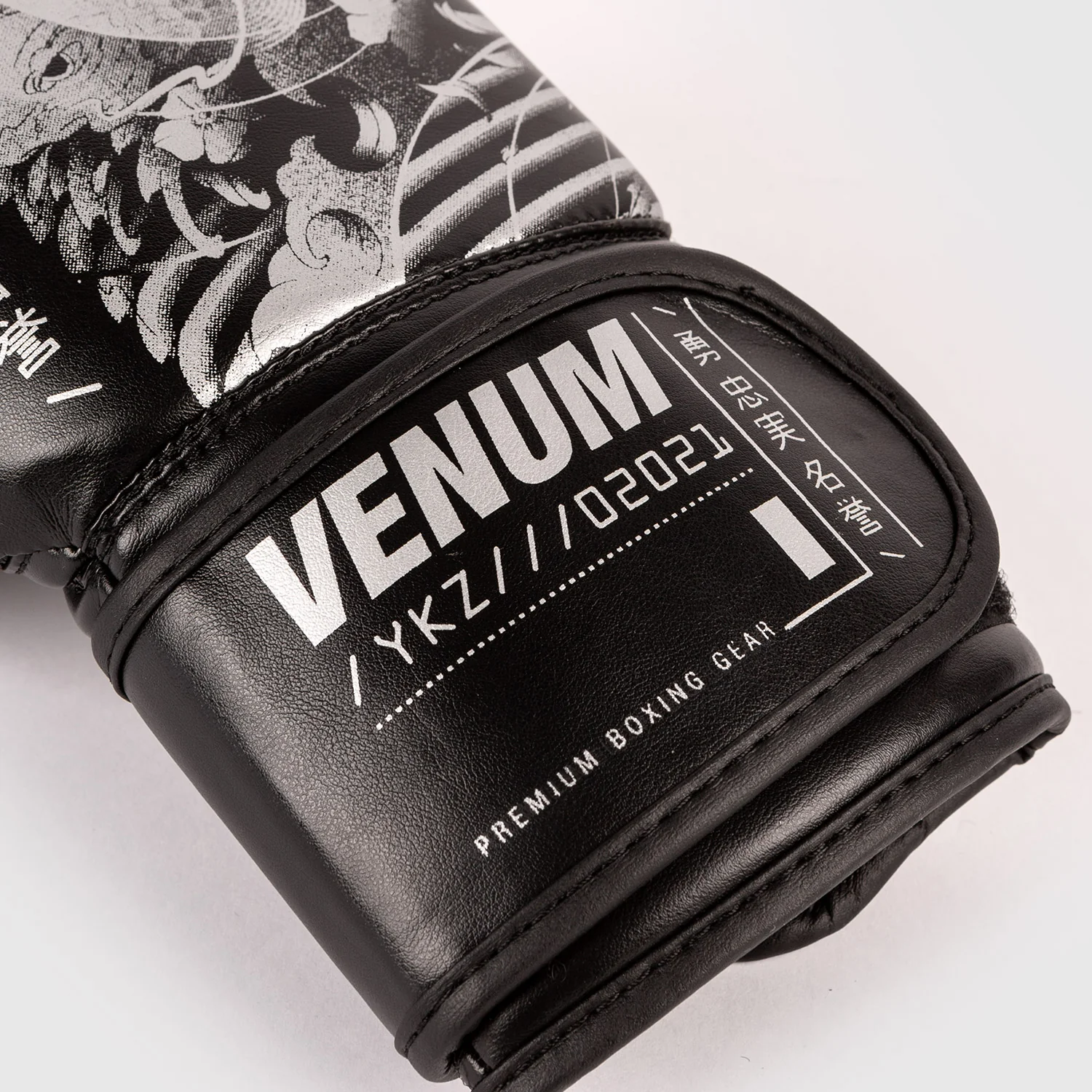 Guantes de boxeo Venum YKZ21 - Para Niños - Negro/Blanco - Image 6