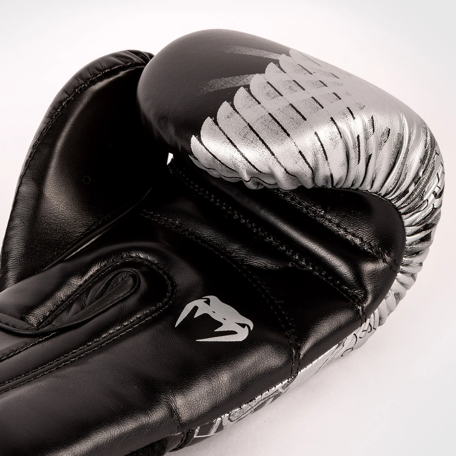 Guantes de boxeo Venum YKZ21 - Para Niños - Negro/Blanco - Image 7