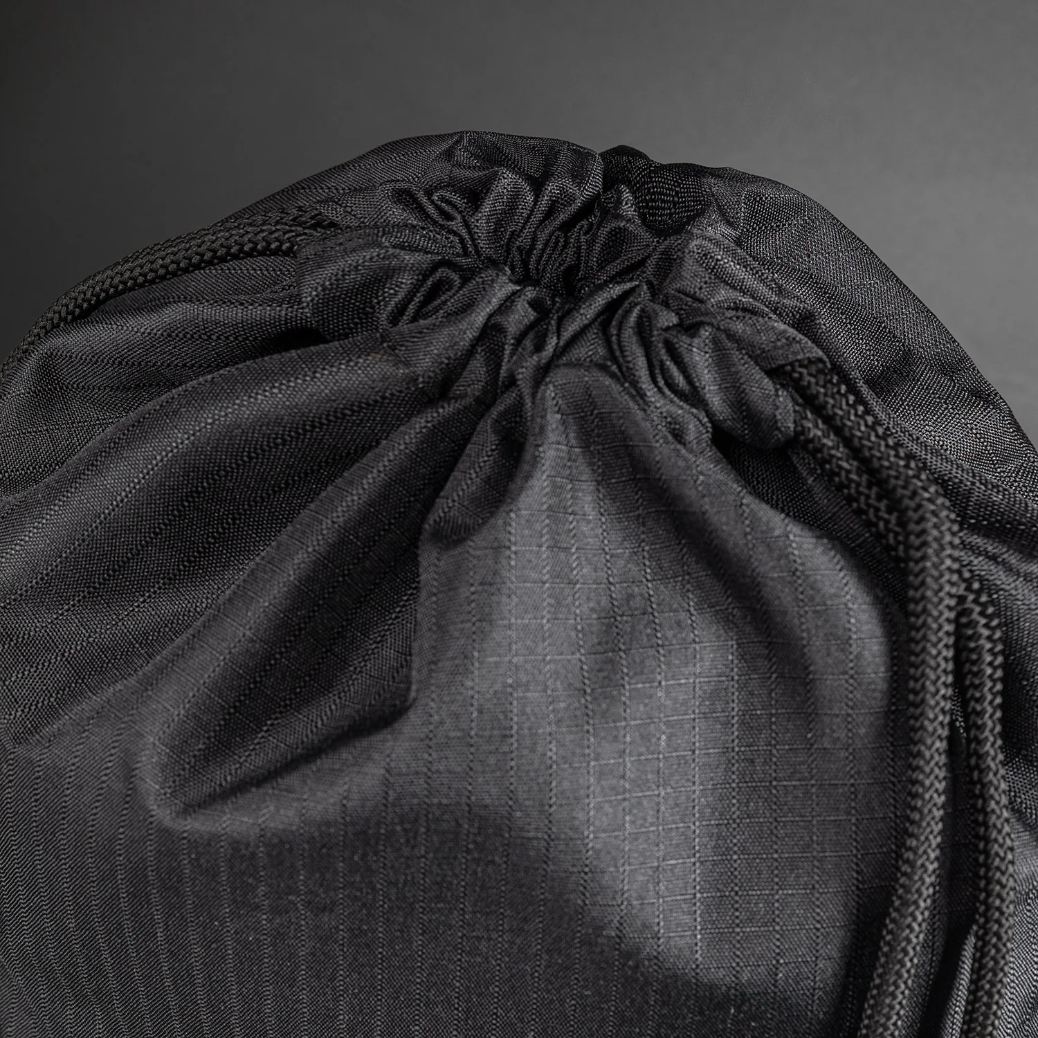 Karate Combat by Venum Bolsa con Cordón (10-15L) – Negro/Gris - Image 3