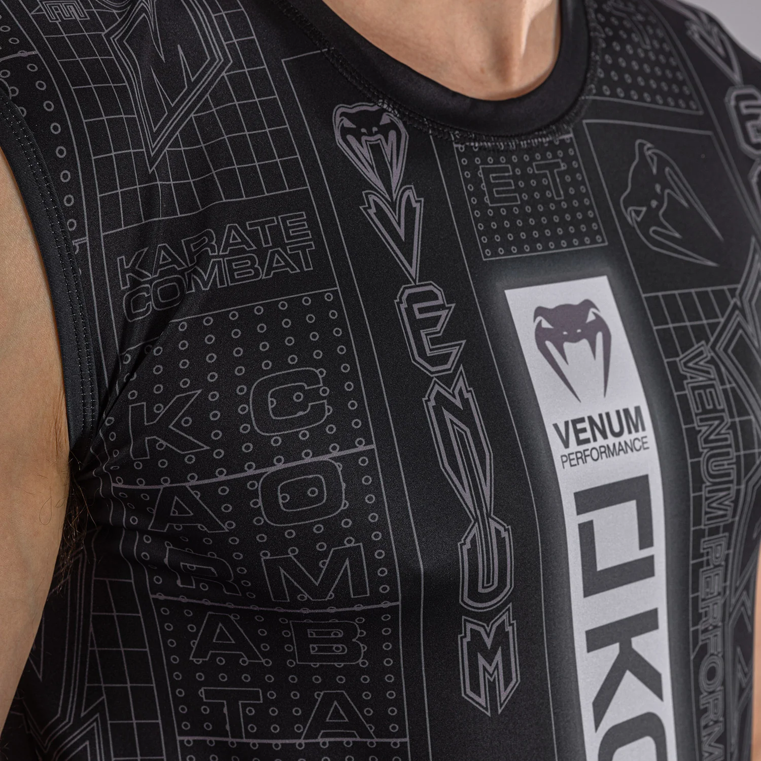 Karate Combat by Venum Camiseta Dry Tech Sin Mangas – Negro/Gris - Image 5